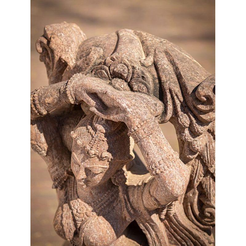 Apsara-Damenstatue aus altem Sandstein aus Indien im Angebot 2