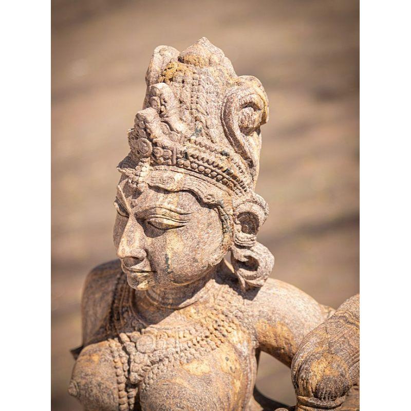 Alte Apsara-Damenstatue aus altem Sandstein aus Indien im Angebot 2