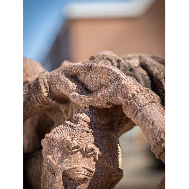 Apsara-Damenstatue aus altem Sandstein aus Indien im Angebot 3