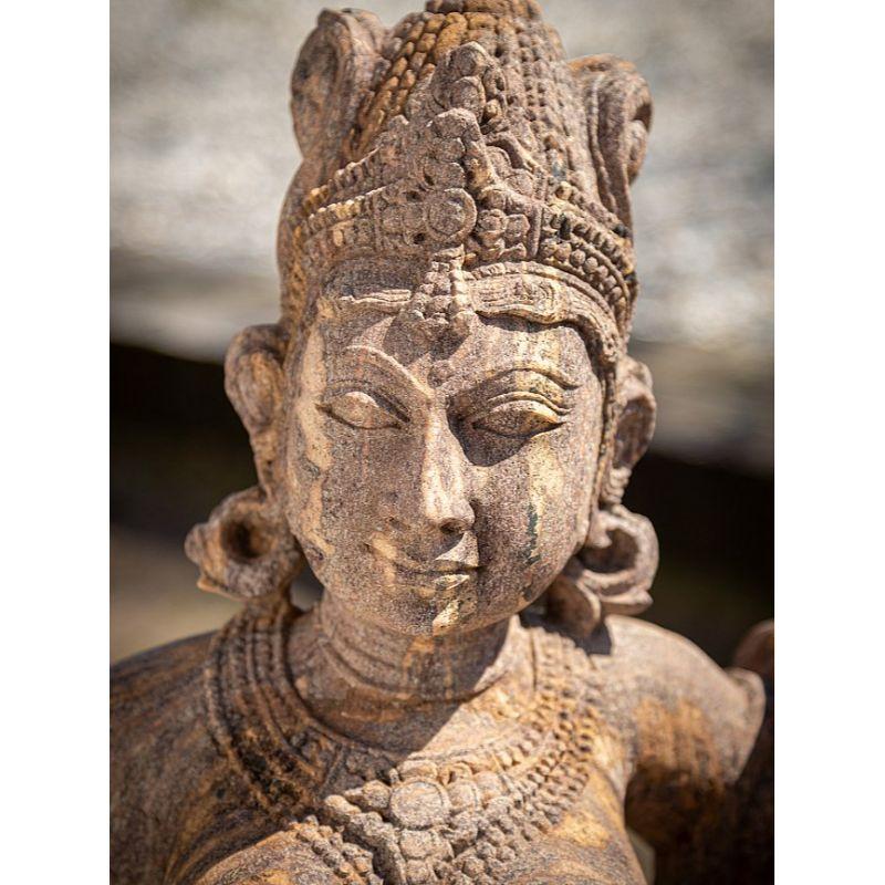 Alte Apsara-Damenstatue aus altem Sandstein aus Indien im Angebot 3