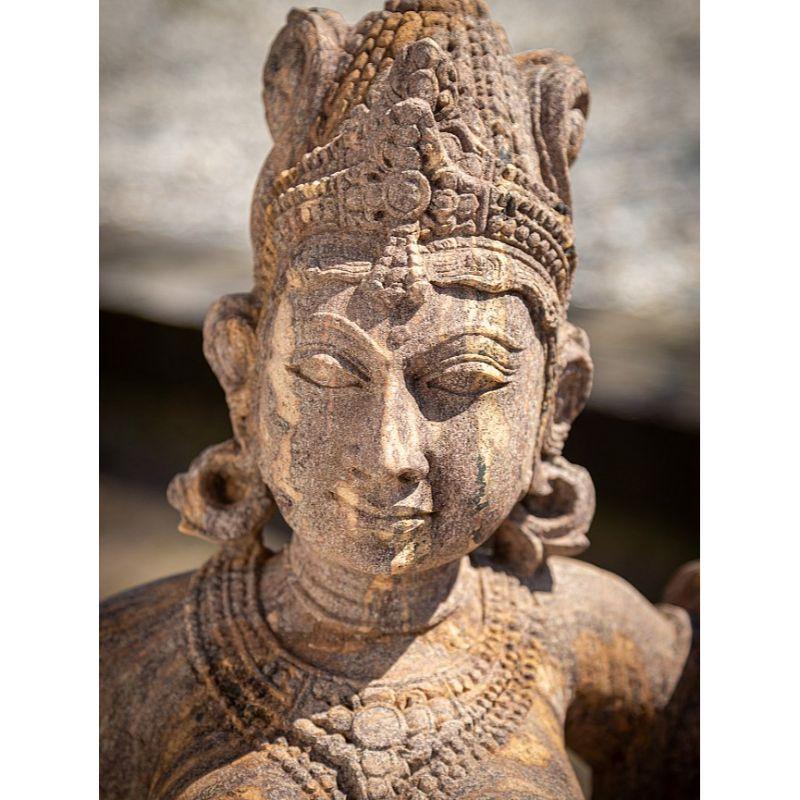 Ancienne statue de dame Apsara en grès de l'Inde en vente 1