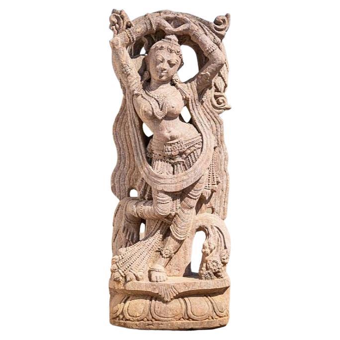 Apsara-Damenstatue aus altem Sandstein aus Indien im Angebot