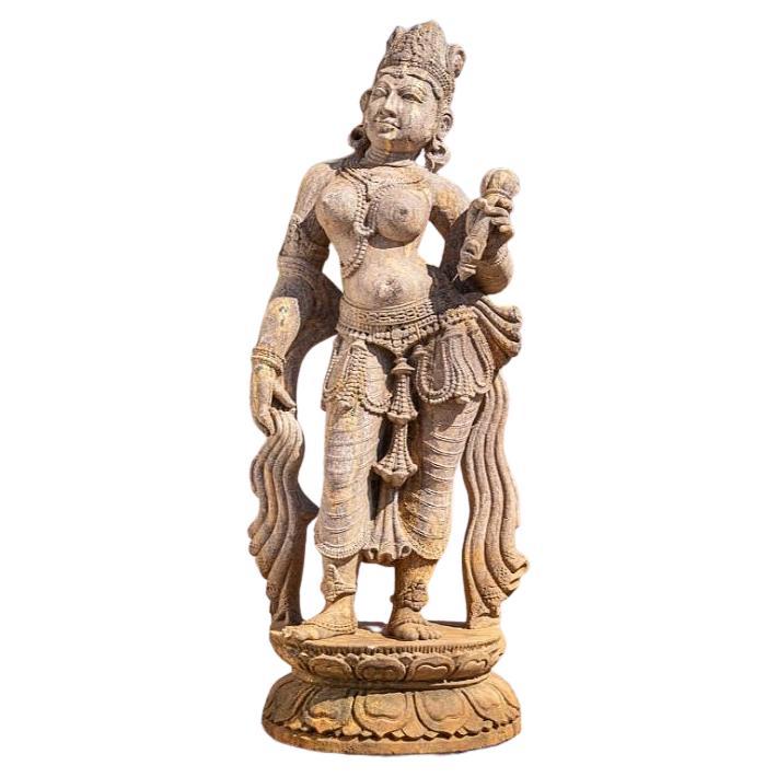 Alte Apsara-Damenstatue aus altem Sandstein aus Indien im Angebot