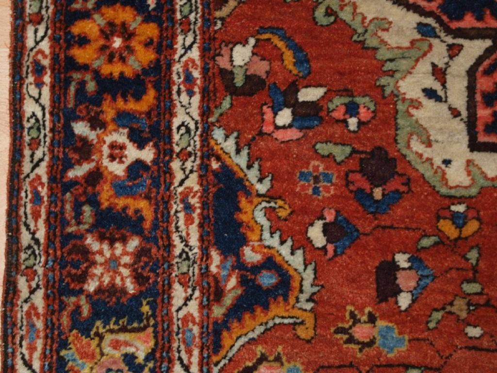 Ancien tapis sarouk persan à motifs de médaillons traditionnels
Circa 1920

Le tapis présente un motif typique de champ ouvert avec des gerbes de fleurs, l'utilisation du jaune et de l'ivoire donne au tapis une sensation de légèreté. Le tapis est