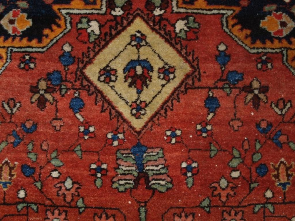 Perse Tapis Sarouk ancien au design traditionnel, vers 1920 en vente