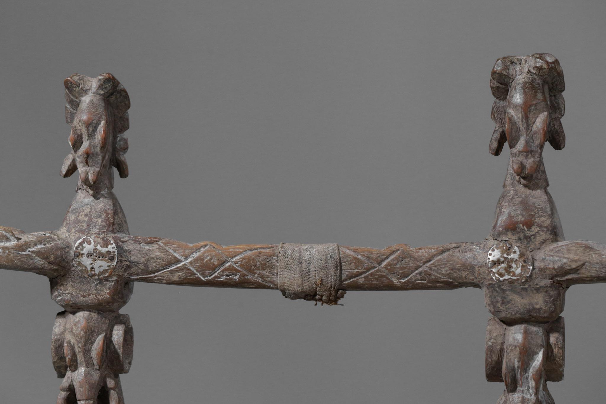 Silla antigua de Costa de Marfil o Benín Diseño étnico Madera tallada Marfileño en venta