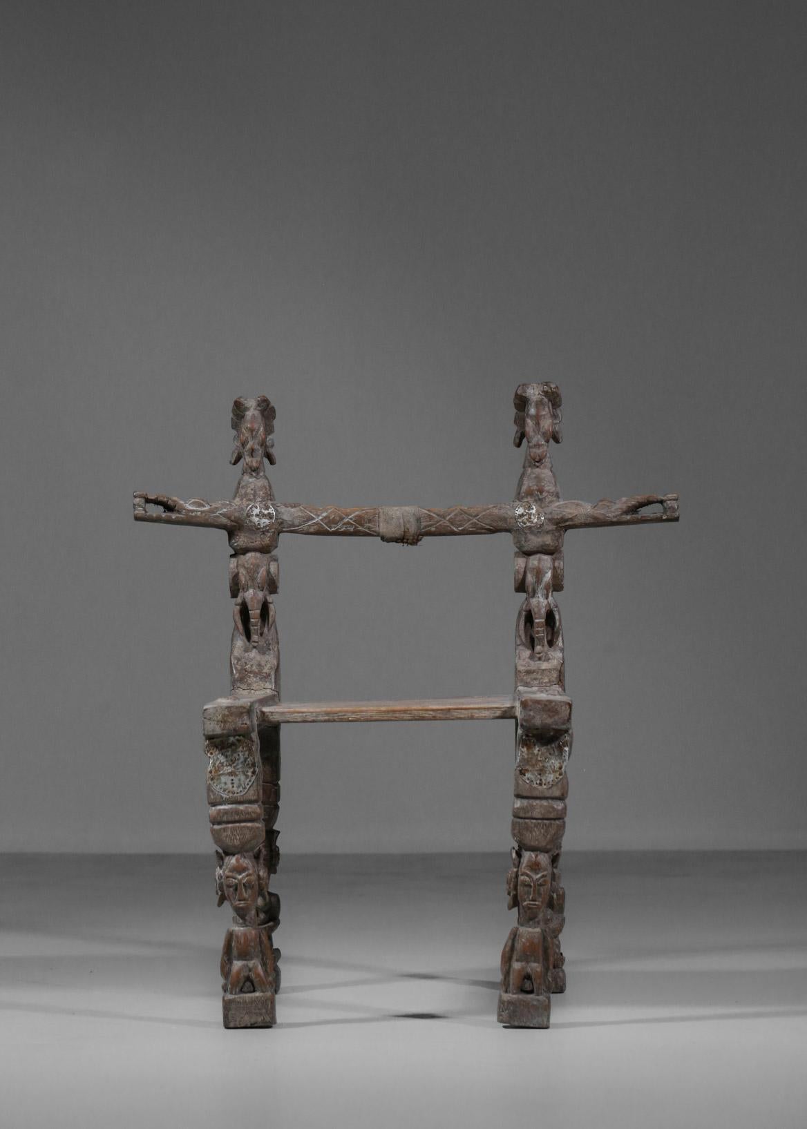 Silla antigua de Costa de Marfil o Benín Diseño étnico Madera tallada mediados del siglo XX en venta