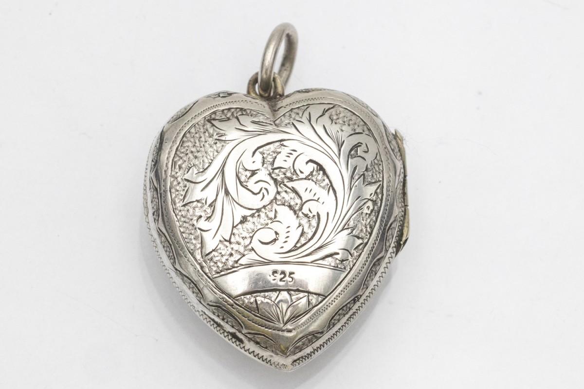 Antica scatola segreta a forma di cuore, realizzata in argento 925. Medaglione apribile con spazio per due foto. 
Scatola segreta incisa su entrambi i lati.

Un'idea perfetta per un regalo sentimentale.

Dimensioni: 3 x 3,5 cm

Peso del prodotto: