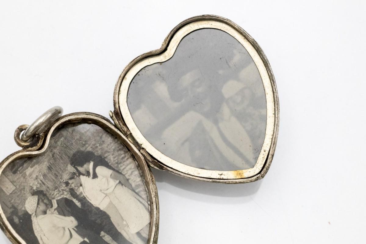 Antico medaglione sentimentale in argento per foto, Europa occidentale, inizio XX secolo. in vendita 1