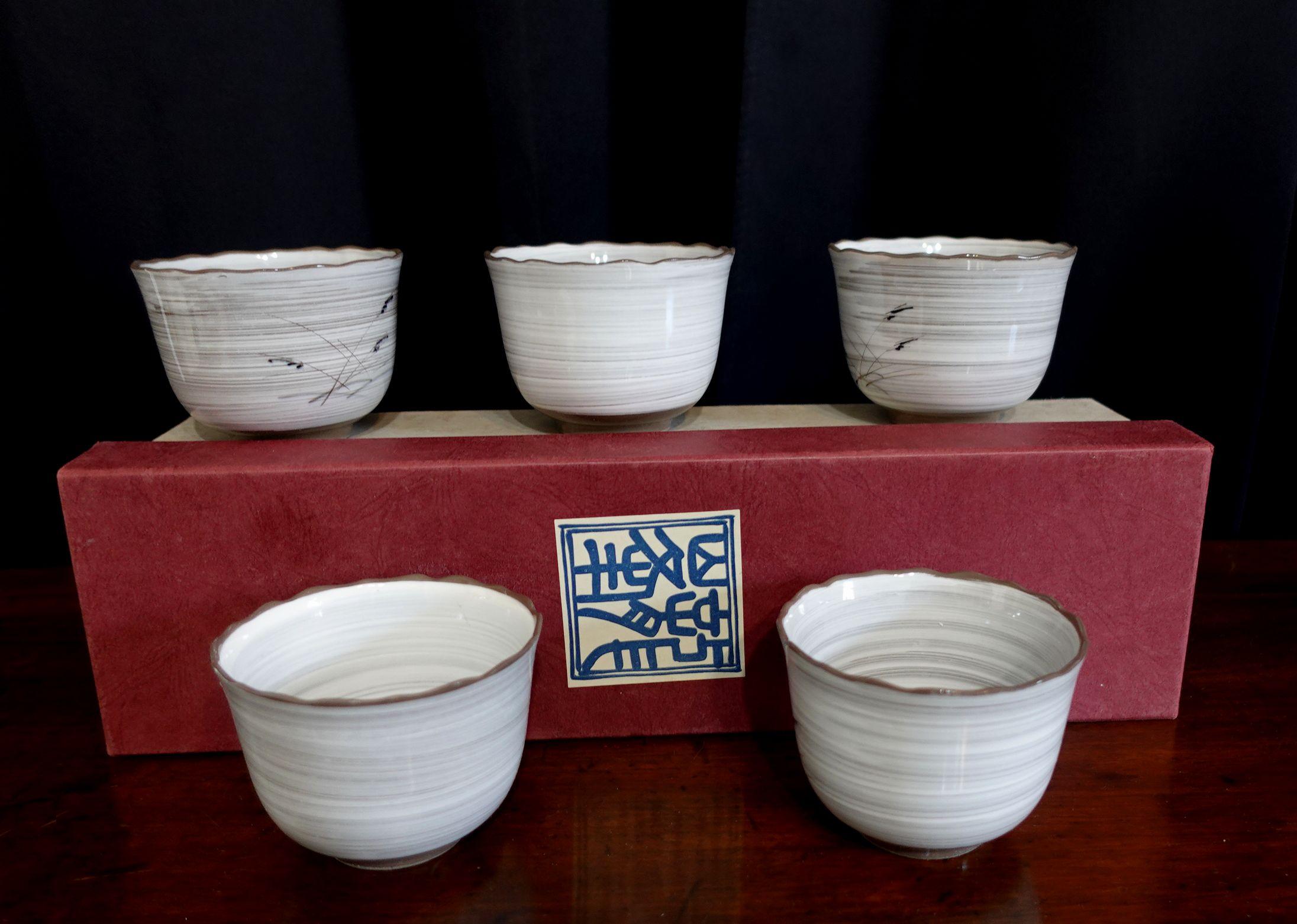 Old - set of 5 Japanese Teacups with hand-painted paintings, signed at the bottoms.
Original box included

In good original new condition and just found in the warehouse, never used before.