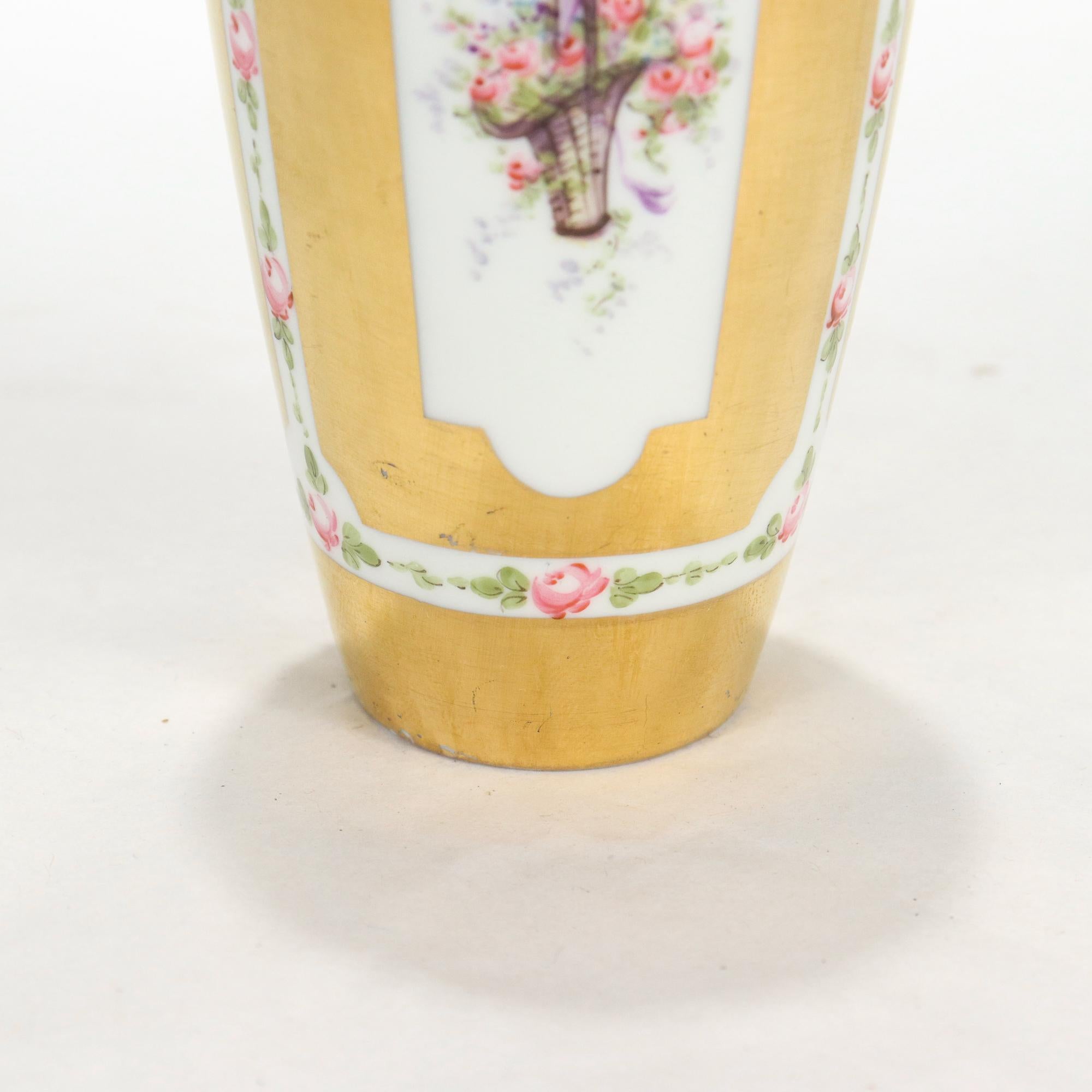Vase en porcelaine dorée de type Sèvres avec paniers de fleurs et rubans peints à la main en vente 2