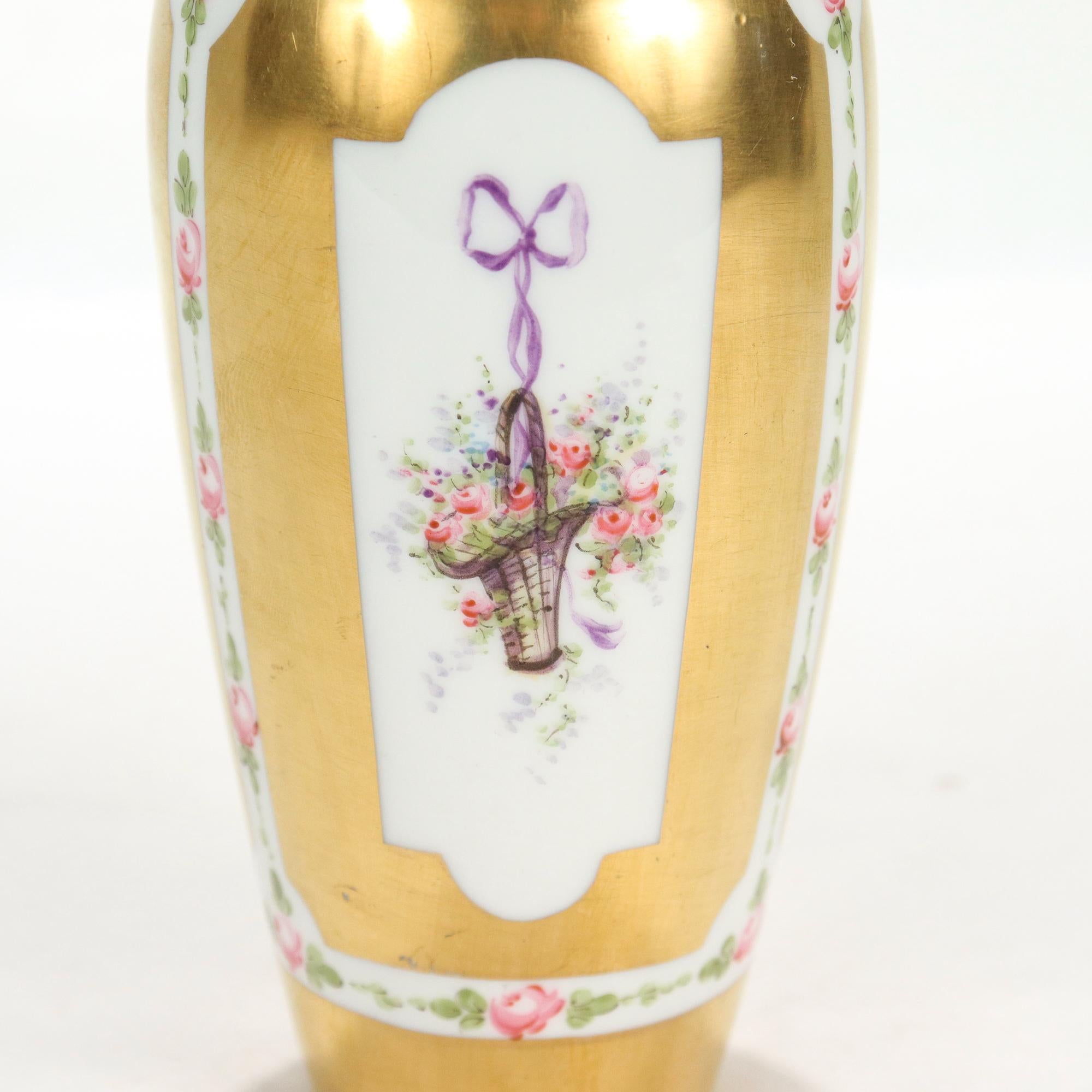 Vase en porcelaine dorée de type Sèvres avec paniers de fleurs et rubans peints à la main en vente 3