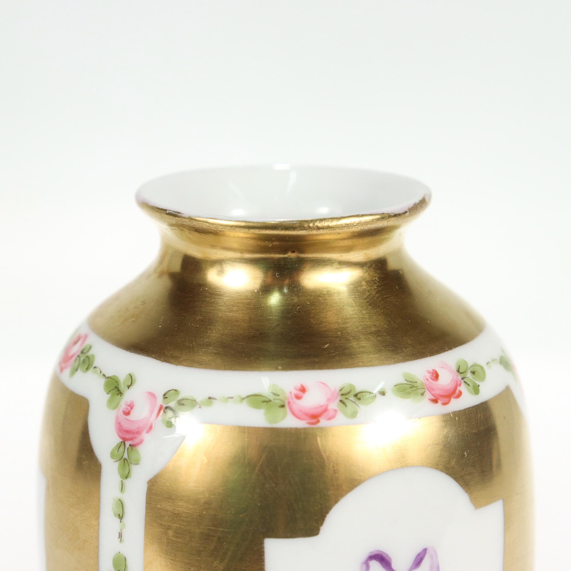 Vase en porcelaine dorée de type Sèvres avec paniers de fleurs et rubans peints à la main en vente 4