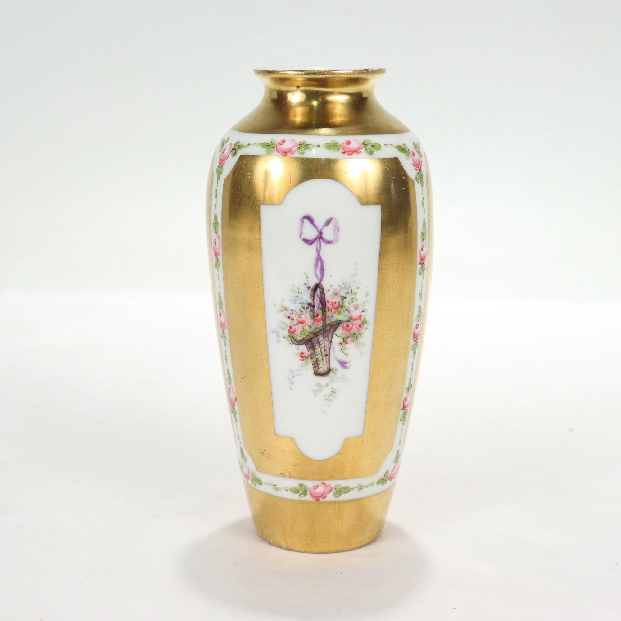 Art nouveau Vase en porcelaine dorée de type Sèvres avec paniers de fleurs et rubans peints à la main en vente