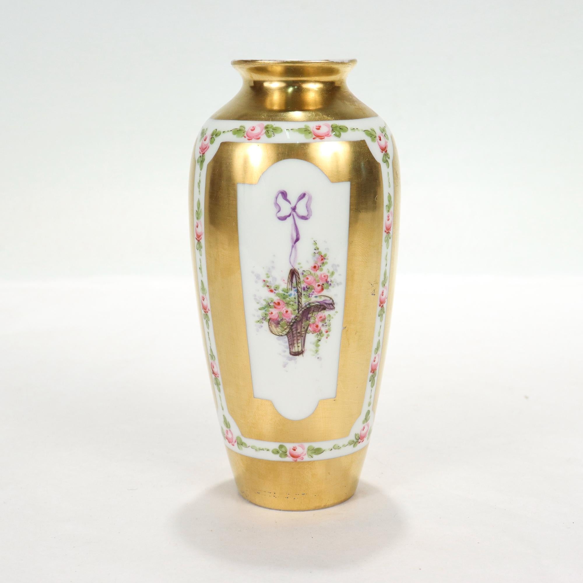Français Vase en porcelaine dorée de type Sèvres avec paniers de fleurs et rubans peints à la main en vente