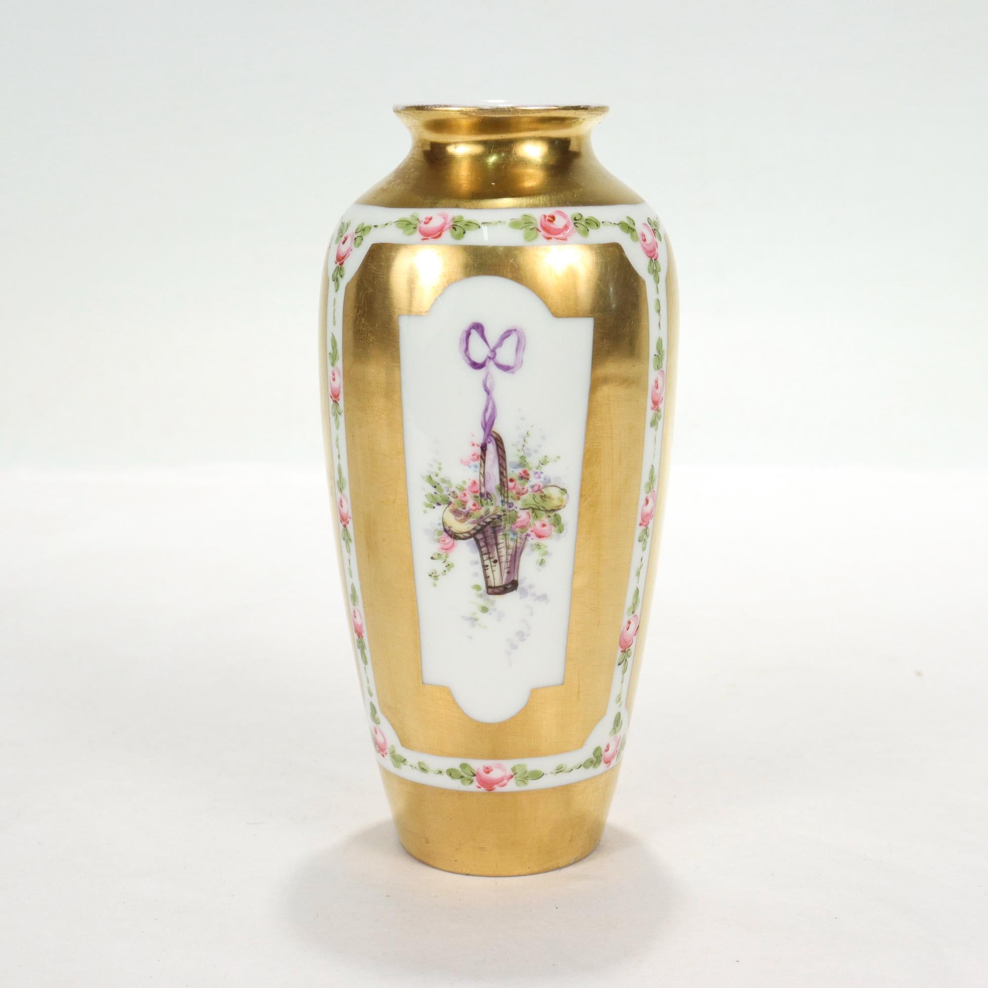 Doré Vase en porcelaine dorée de type Sèvres avec paniers de fleurs et rubans peints à la main en vente