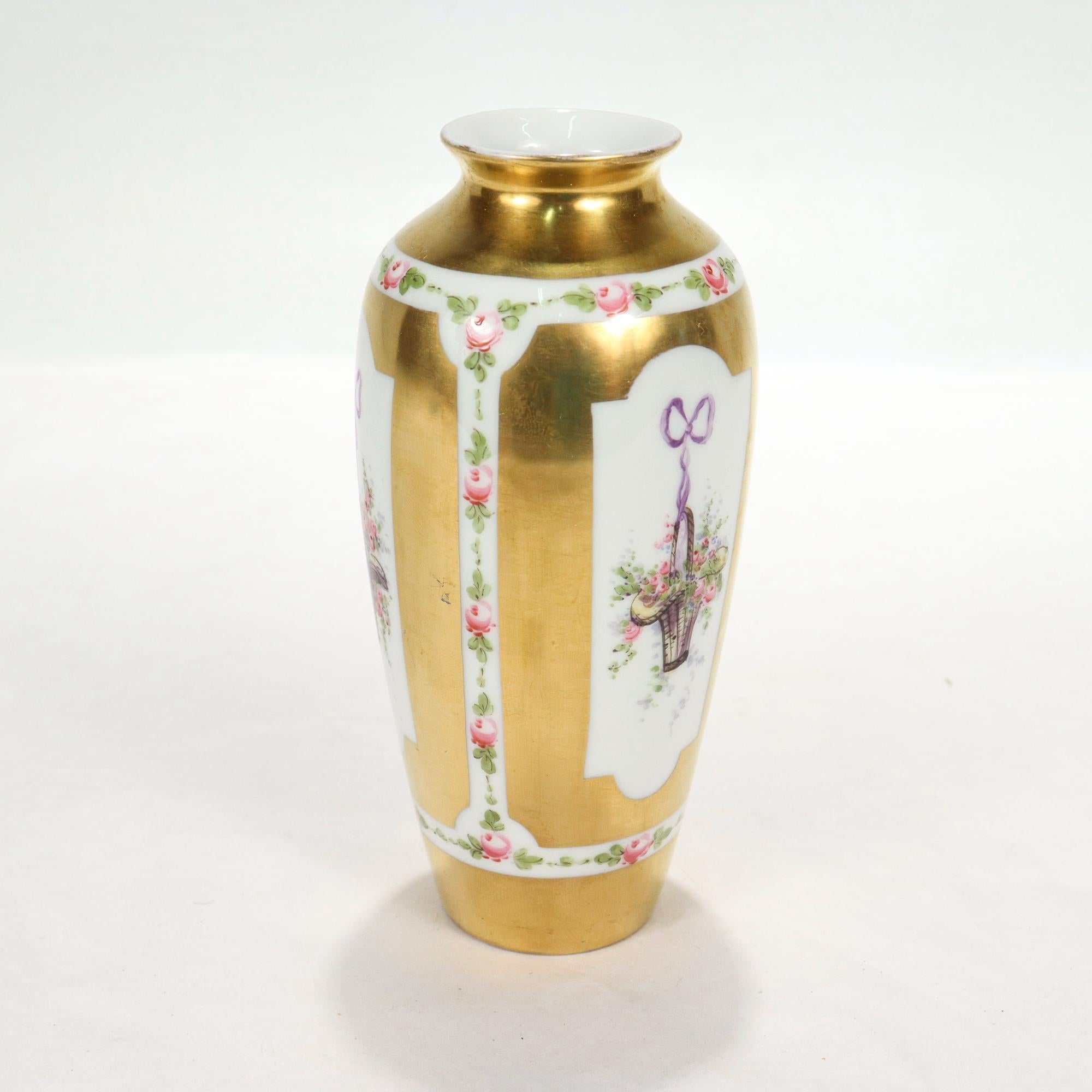 Vergoldete Porzellanvase im Sevres-Stil mit handbemalten Blumenkörben und Bändern (20. Jahrhundert) im Angebot