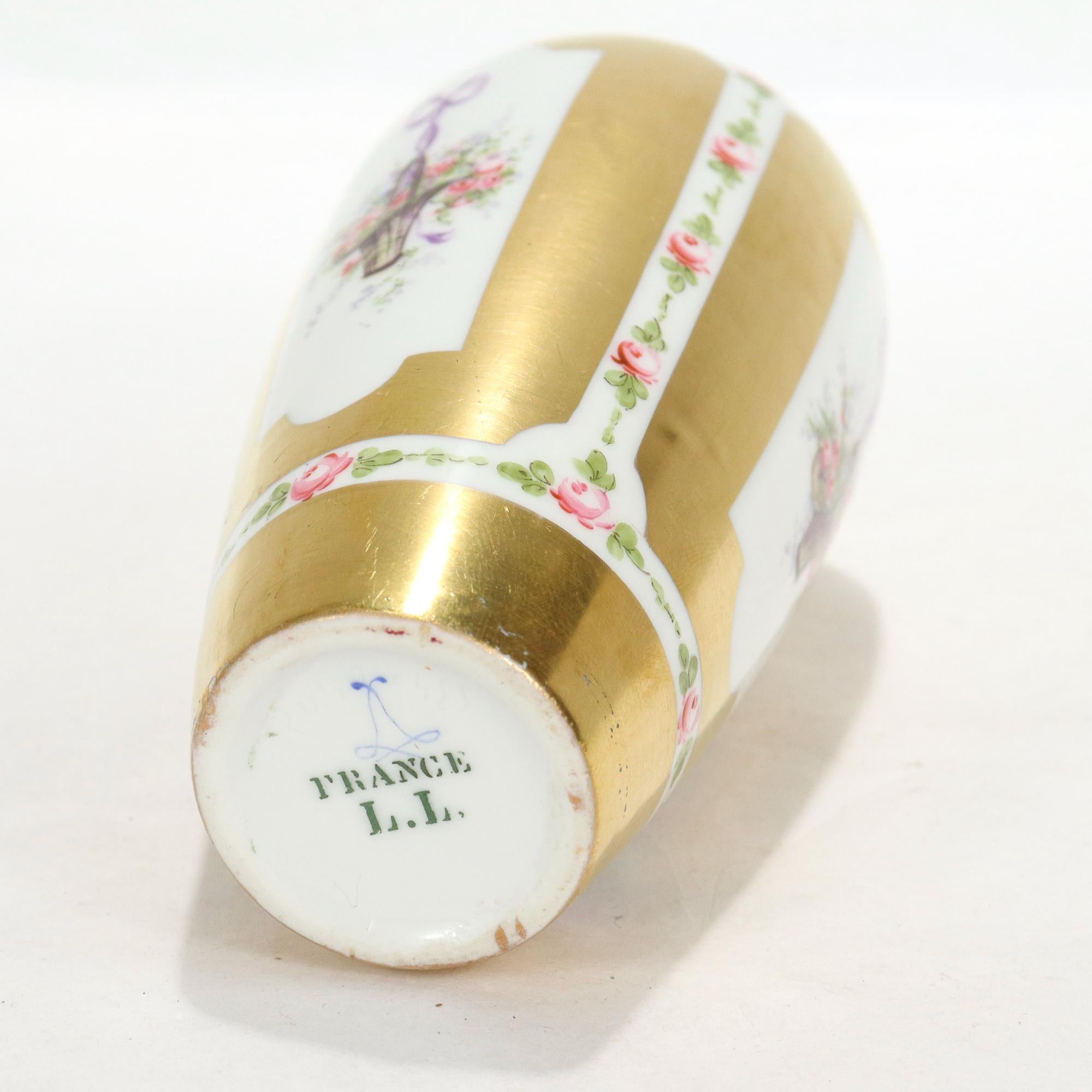Vergoldete Porzellanvase im Sevres-Stil mit handbemalten Blumenkörben und Bändern im Angebot 1