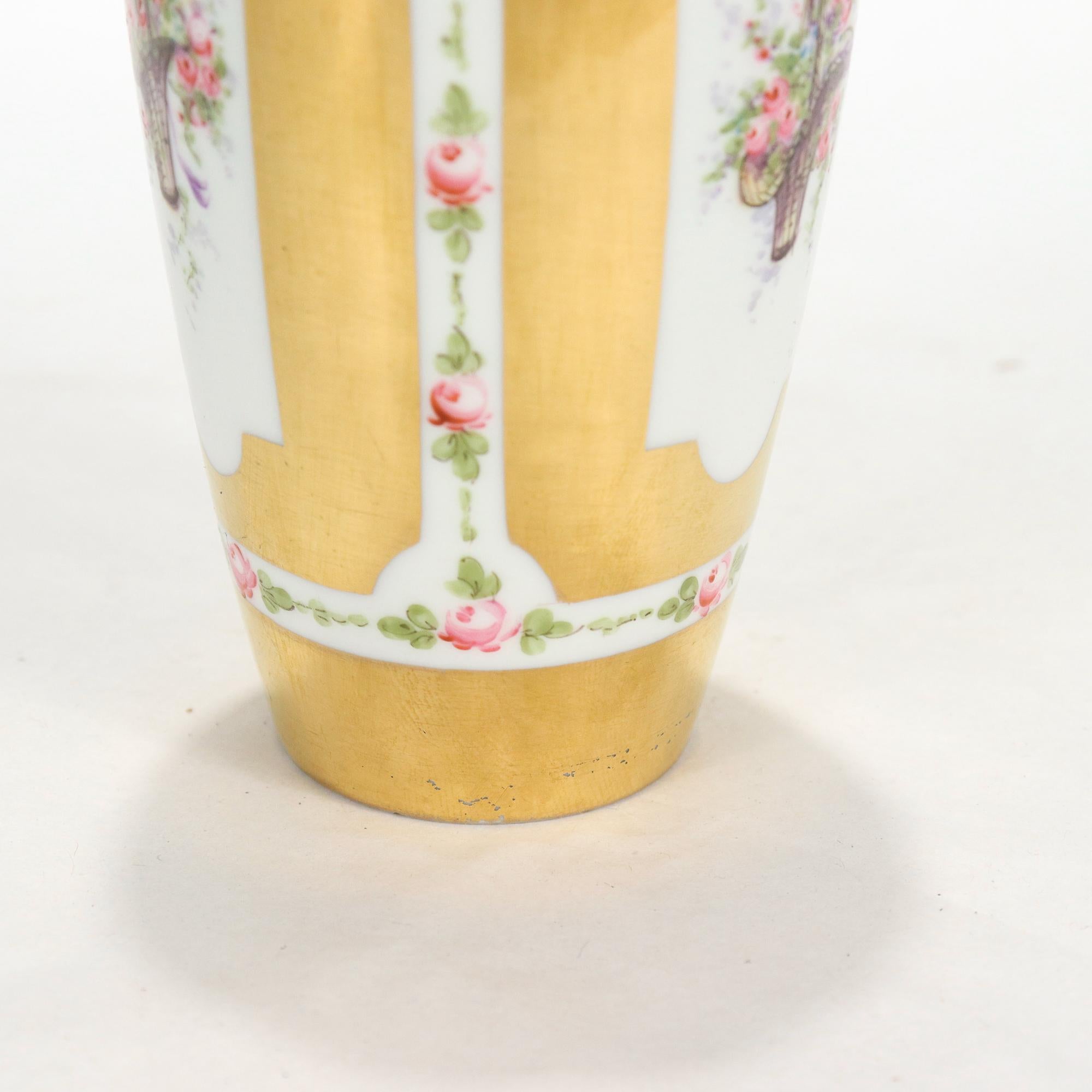 Vase en porcelaine dorée de type Sèvres avec paniers de fleurs et rubans peints à la main en vente 1