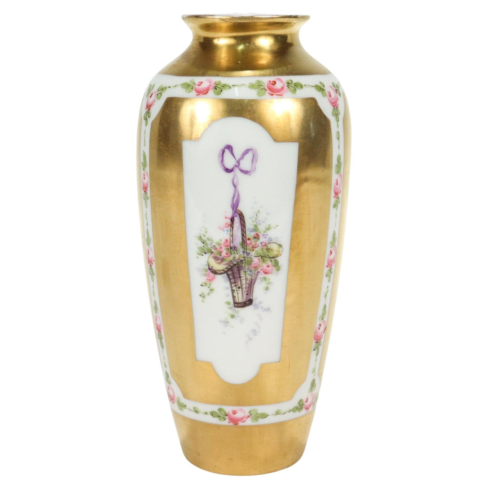 Vergoldete Porzellanvase im Sevres-Stil mit handbemalten Blumenkörben und Bändern im Angebot