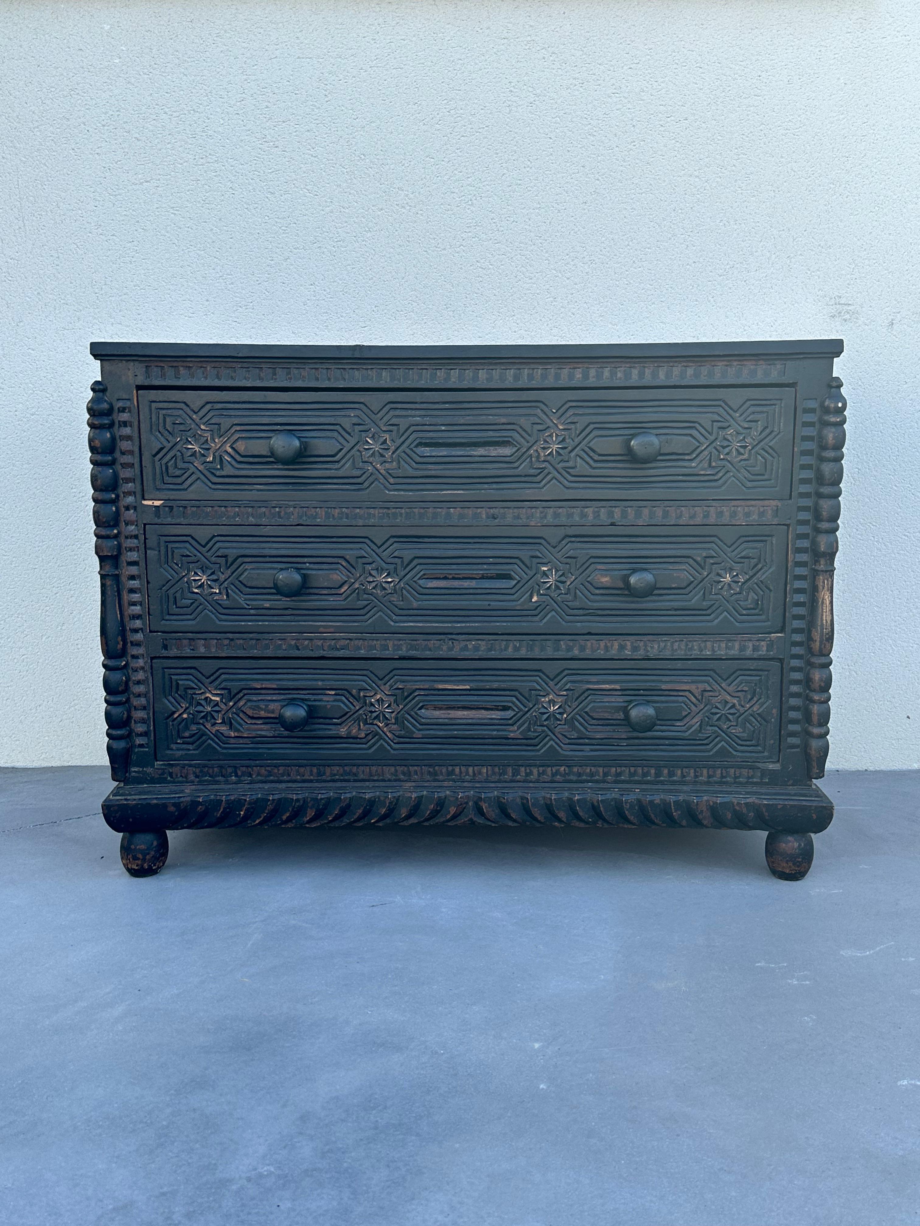 Magnificent old “shabby chic” chest of drawers.

This piece of furniture is very elaborate. the three drawers are graphically sculpted, revealing several stylized stars. Each corner of the chest of drawers is decorated with turned wood reminiscent