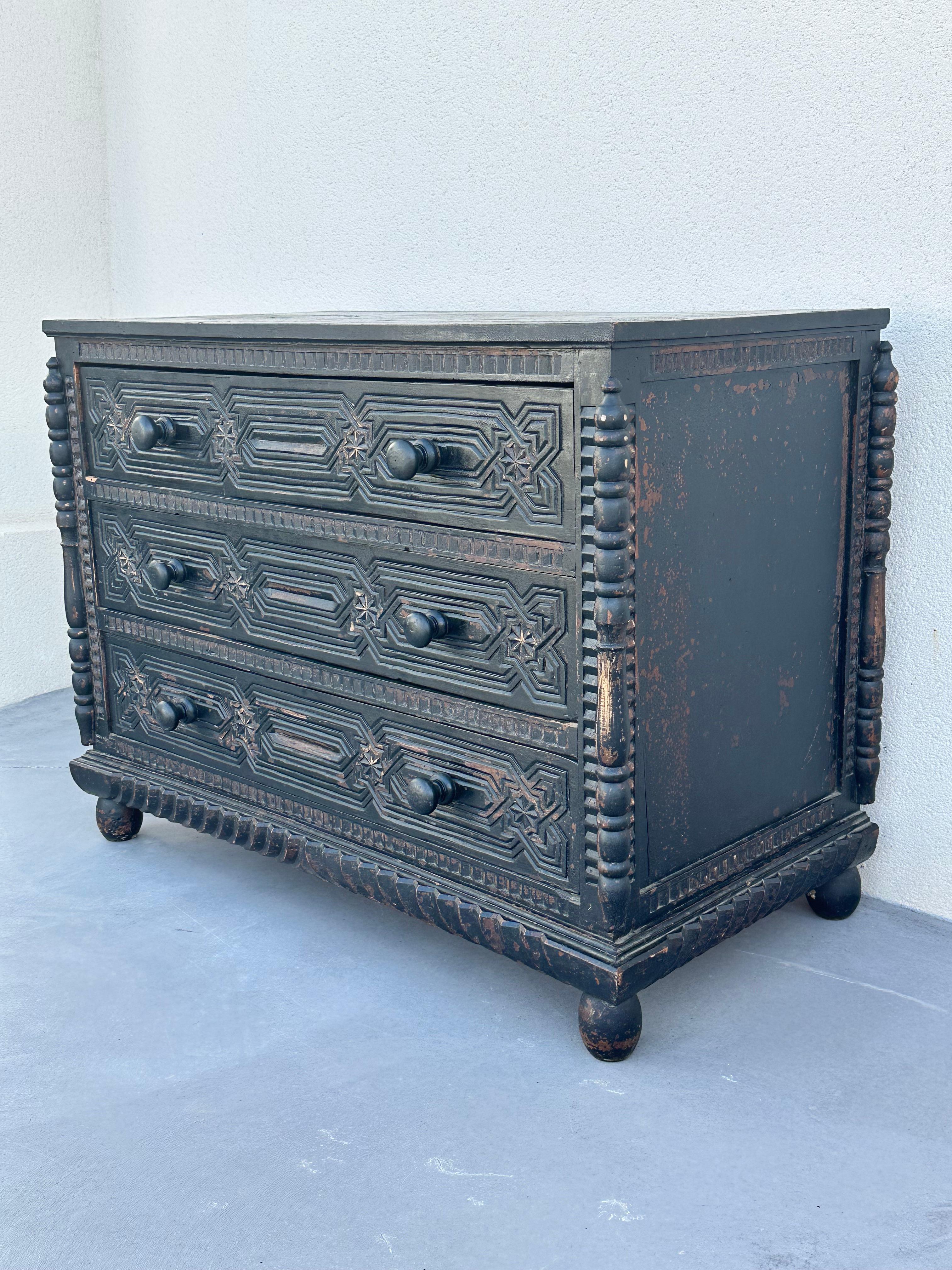 Old shabby chic chest of drawers, nice patina and elaborate, France circa 1980s In Good Condition In leucate, FR