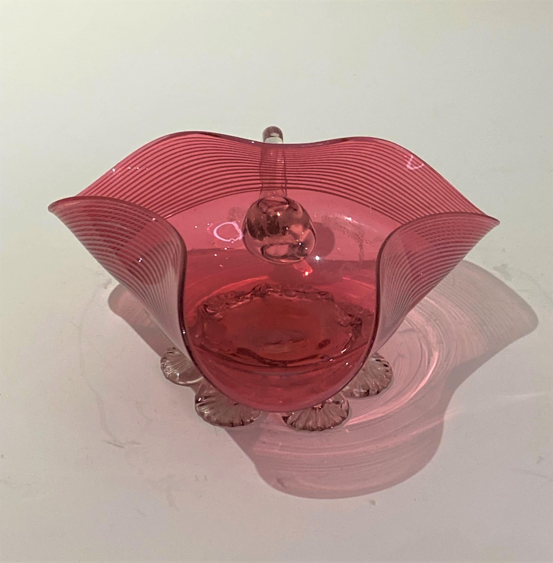Inglese Piatto vecchio a forma di mirtillo rosso a coste in vetro  con Maniglia dall'Inghilterra in vendita