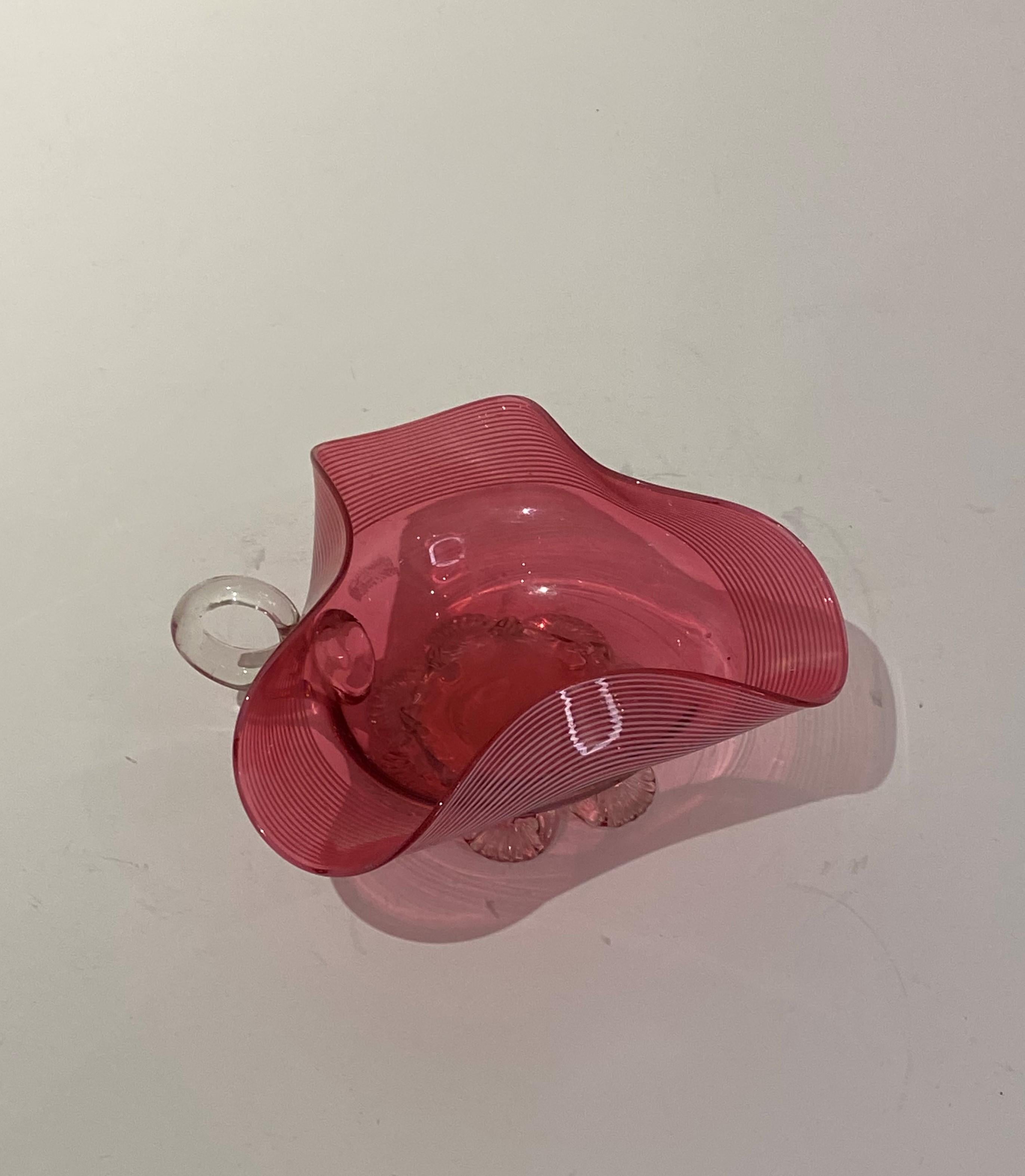 Piatto vecchio a forma di mirtillo rosso a coste in vetro  con Maniglia dall'Inghilterra In condizioni buone in vendita a North Salem, NY