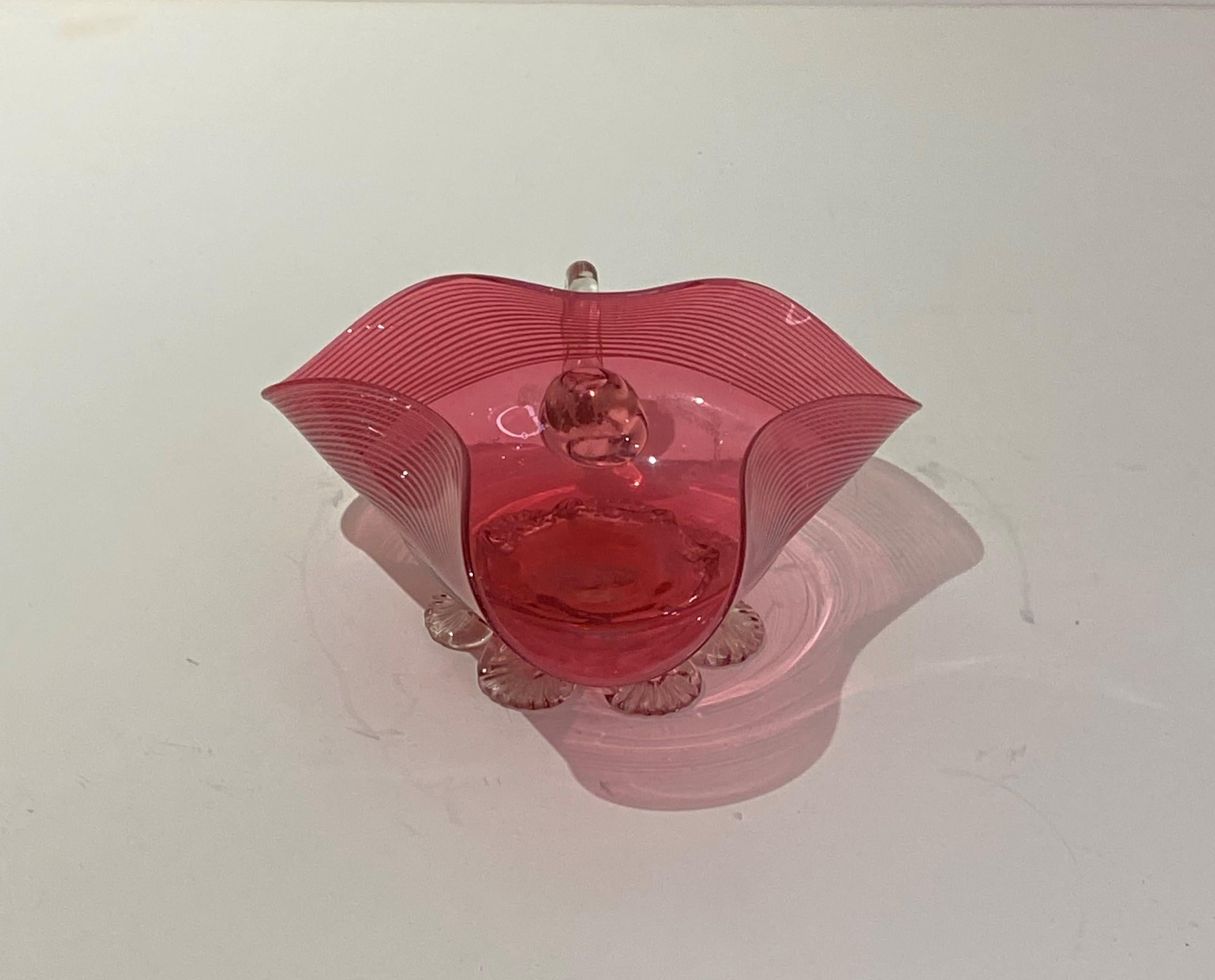 XIX secolo Piatto vecchio a forma di mirtillo rosso a coste in vetro  con Maniglia dall'Inghilterra in vendita