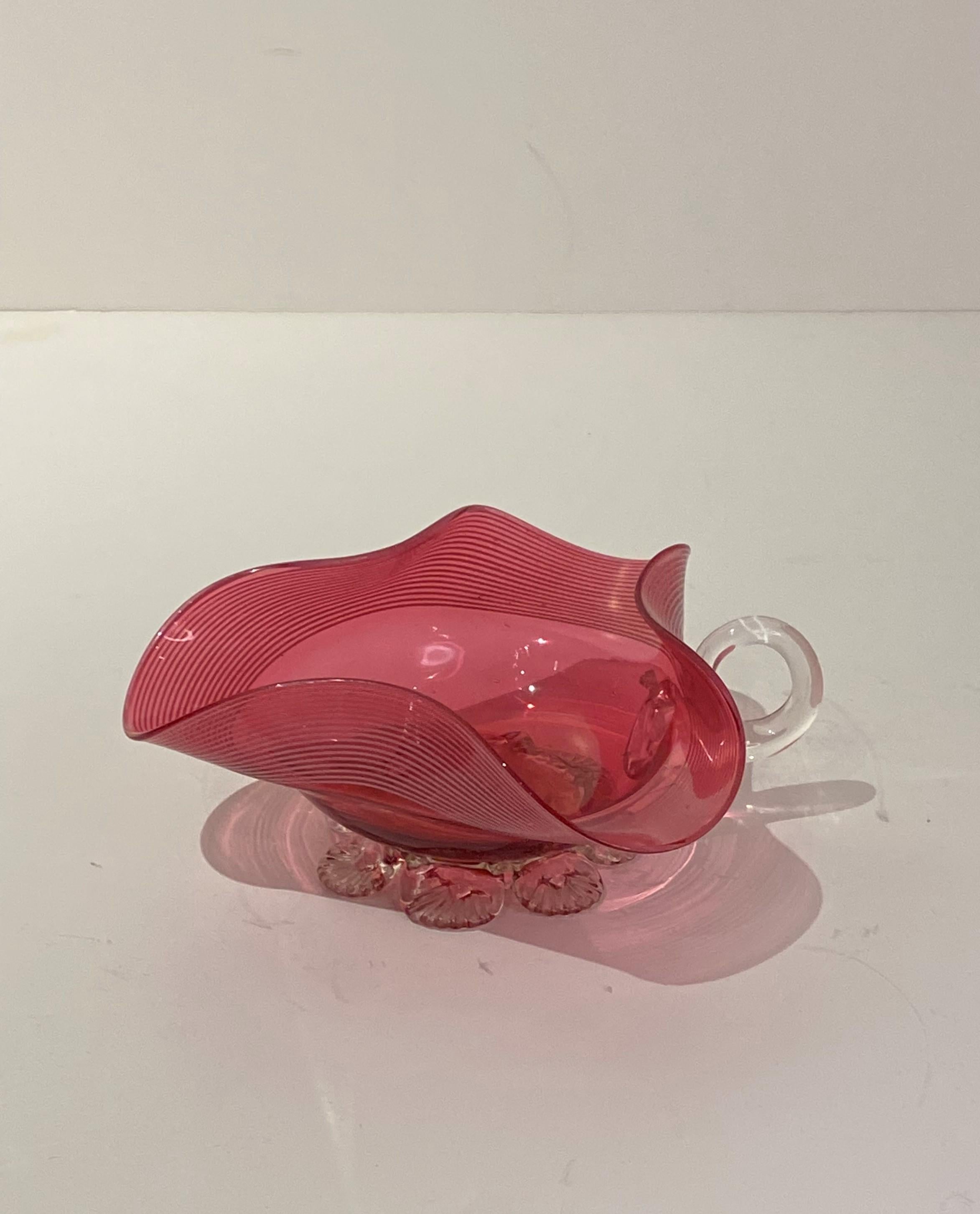 Vetro Piatto vecchio a forma di mirtillo rosso a coste in vetro  con Maniglia dall'Inghilterra in vendita