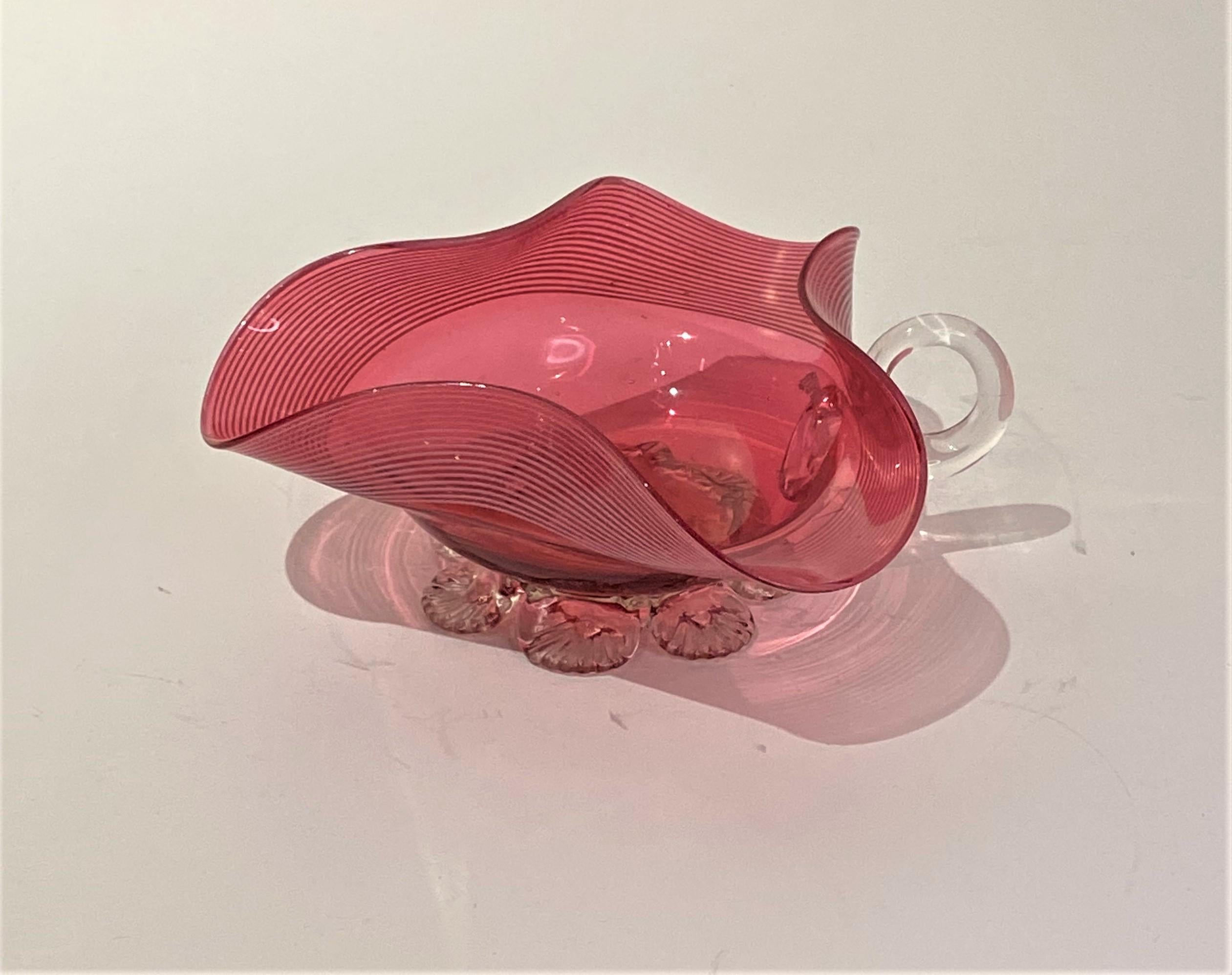 Piatto vecchio a forma di mirtillo rosso a coste in vetro  con Maniglia dall'Inghilterra in vendita 1