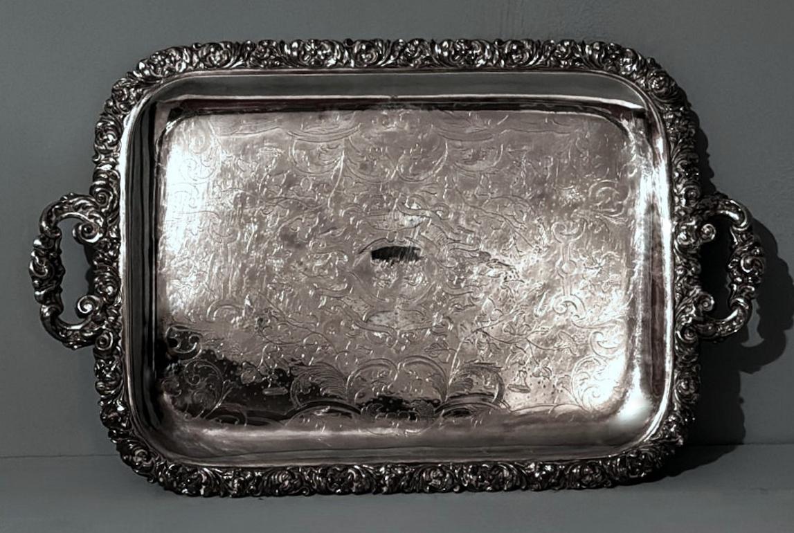 Lee atentamente toda la descripción, ya que nuestro objetivo es proporcionar información técnica e histórica detallada para garantizar la autenticidad de nuestros artículos.
Esta importante y opulenta bandeja inglesa Old Sheffield Plate presenta un