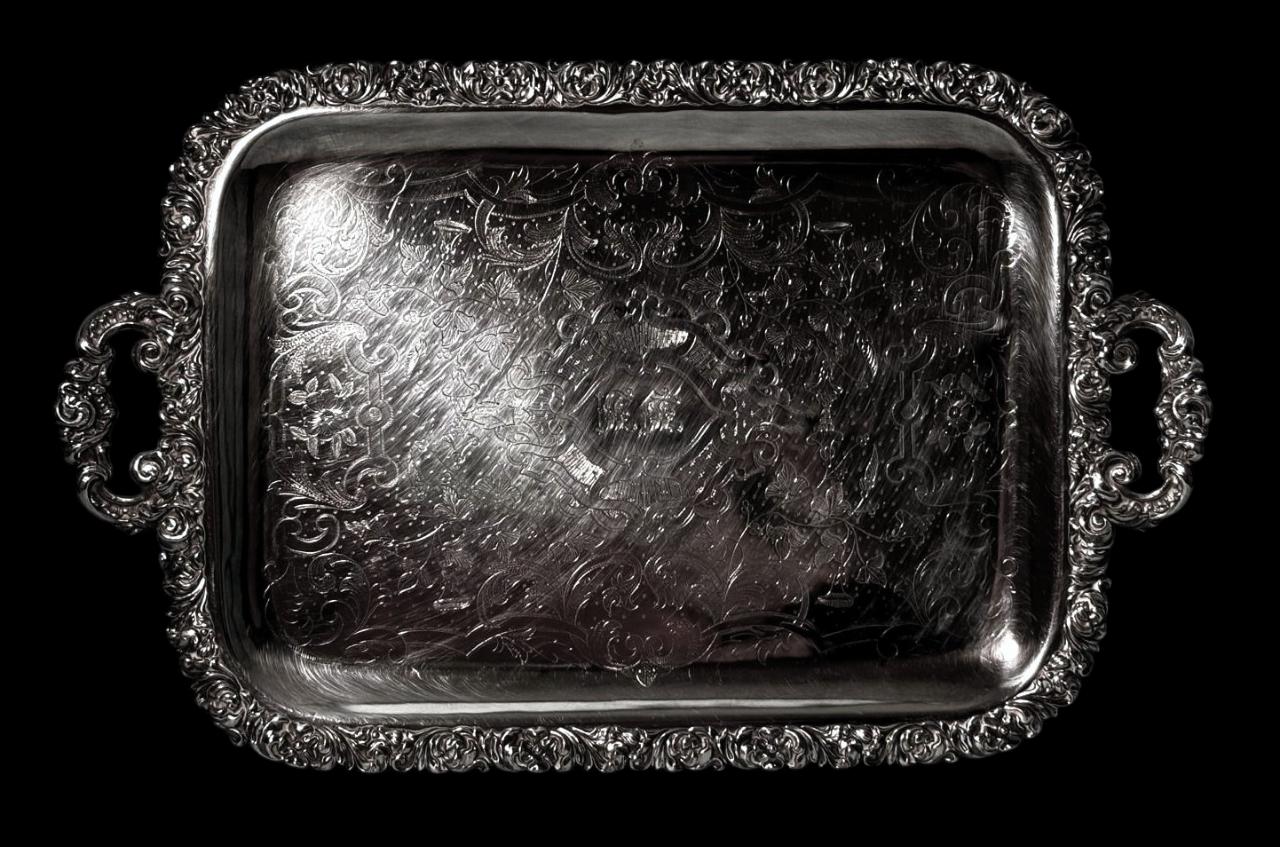 Bandeja Inglesa de Placa de Sheffield Antigua Victoriana Temprana, Asas, Grabada, Hallmarked Victoriano temprano en venta