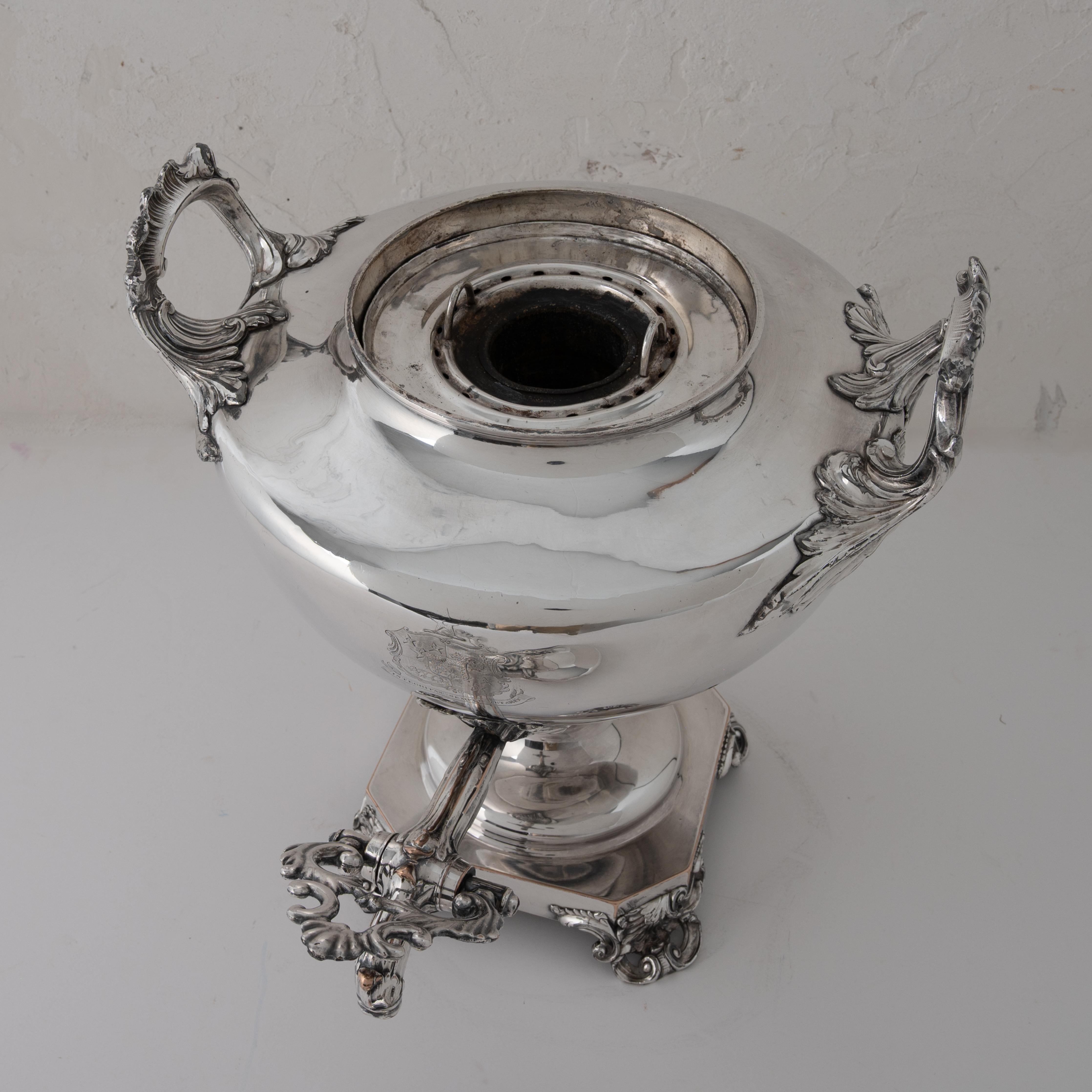 Vecchia urna per acqua calda di Sheffield, stemma della famiglia Harris, c.C. 1830 in vendita 5