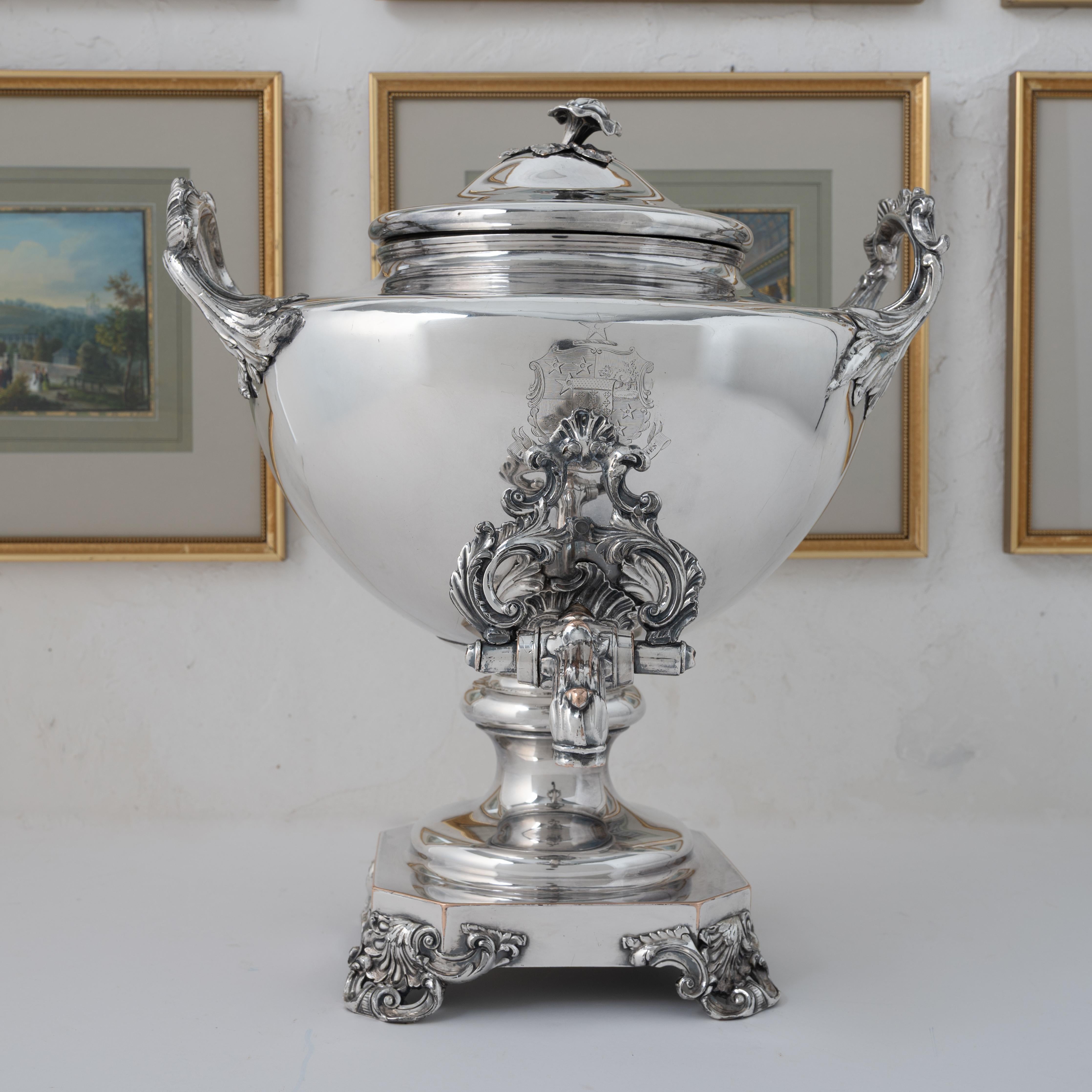 Un'urna per acqua calda Old Sheffield Plate con stemma della famiglia Harris di Tregwynt, Pembroke, 1830 circa.

Coperchio con finale a rose e foglie, maniglie a volute foliate, zoccolo ottagonale su piedi a conchiglia reticolata e a volute.



13 ½