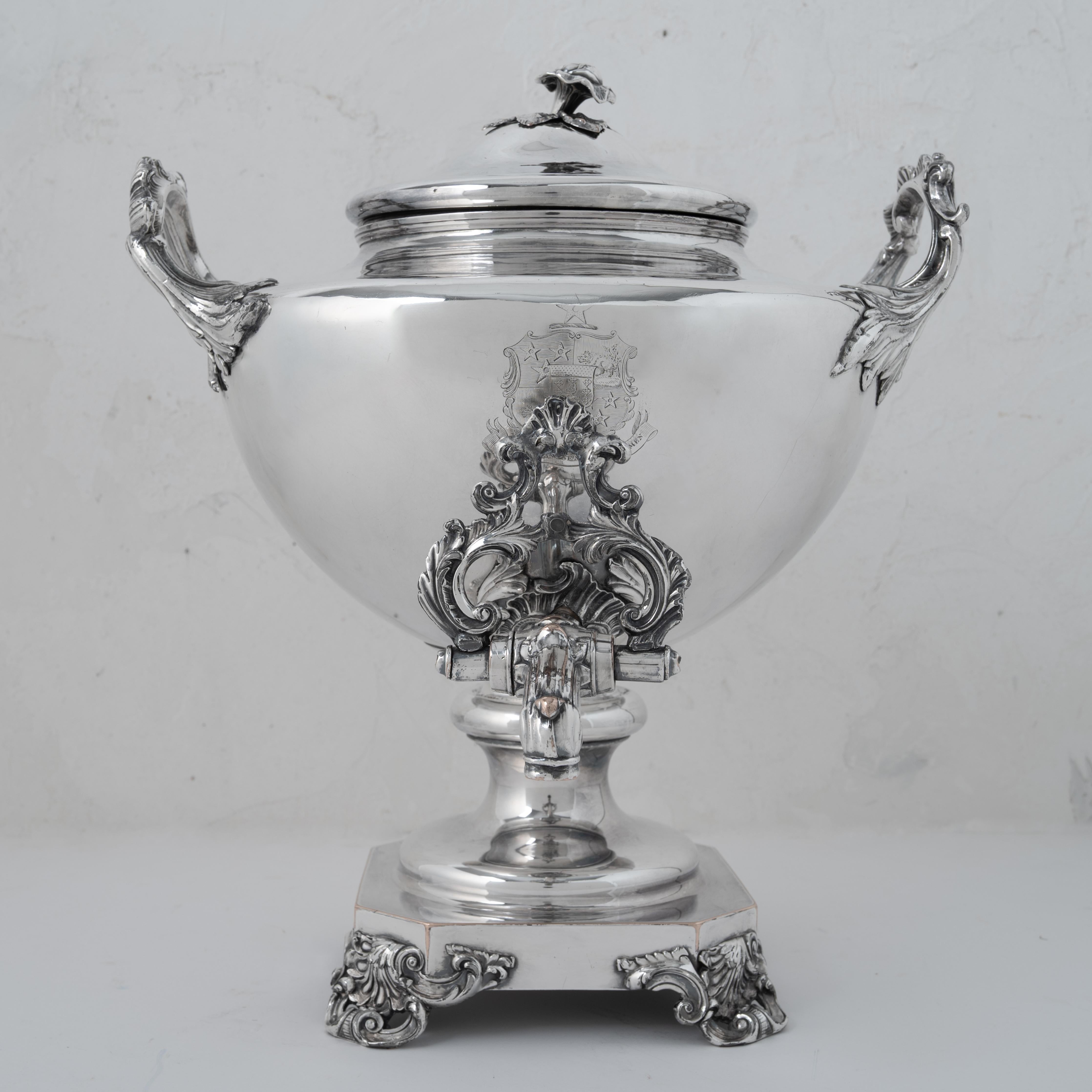 Vecchia urna per acqua calda di Sheffield, stemma della famiglia Harris, c.C. 1830 In condizioni buone in vendita a Savannah, GA