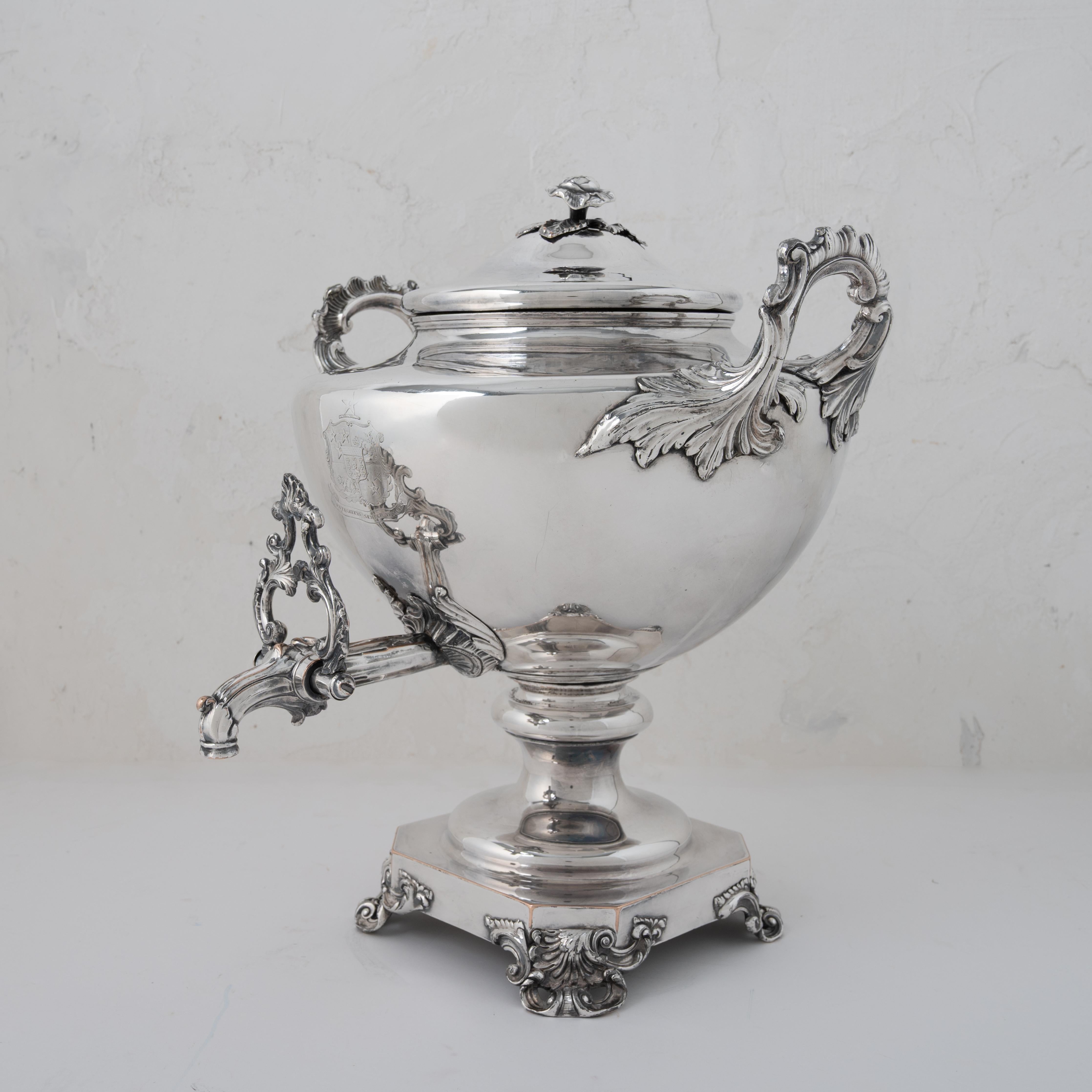 Metà XIX secolo Vecchia urna per acqua calda di Sheffield, stemma della famiglia Harris, c.C. 1830 in vendita