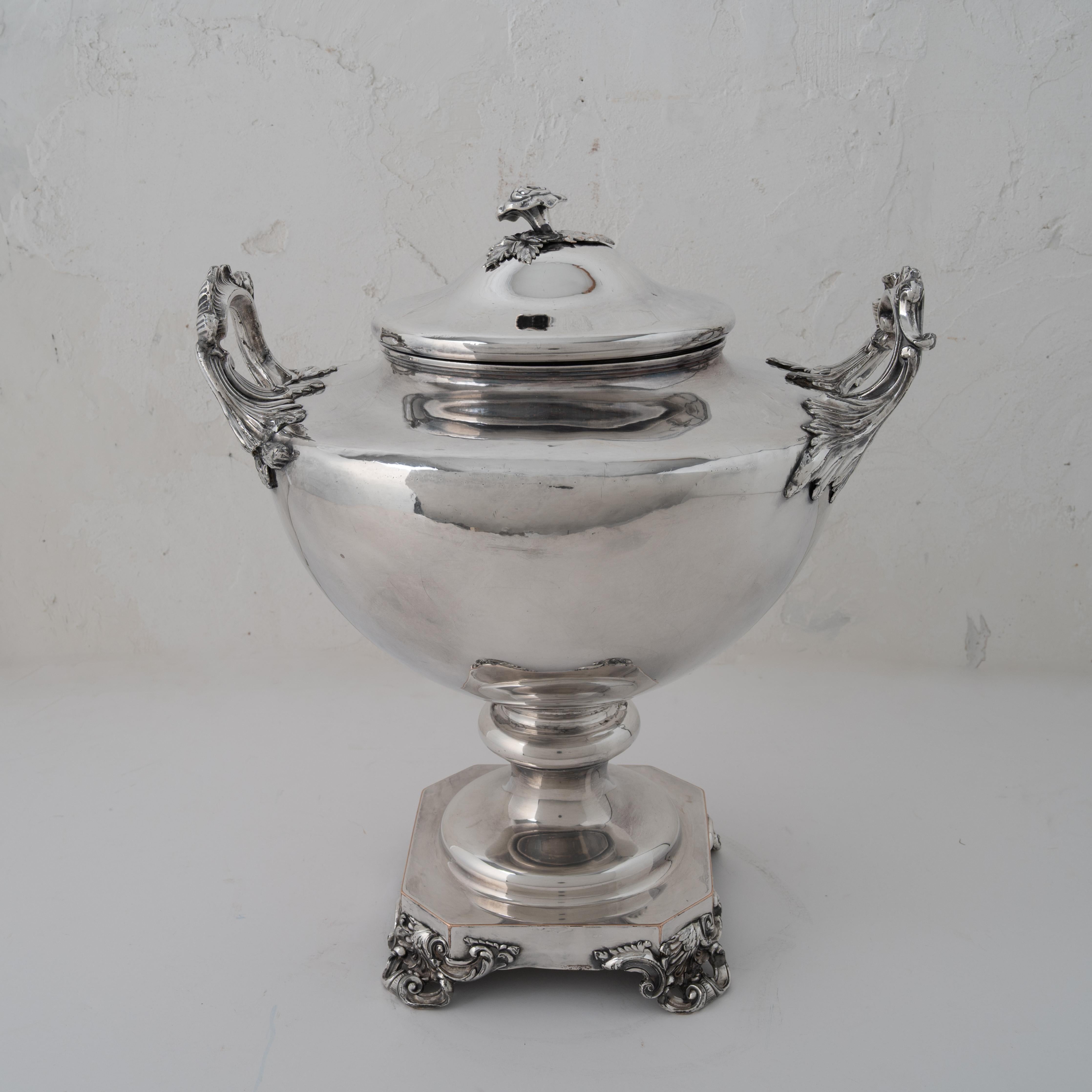 Vecchia urna per acqua calda di Sheffield, stemma della famiglia Harris, c.C. 1830 in vendita 3