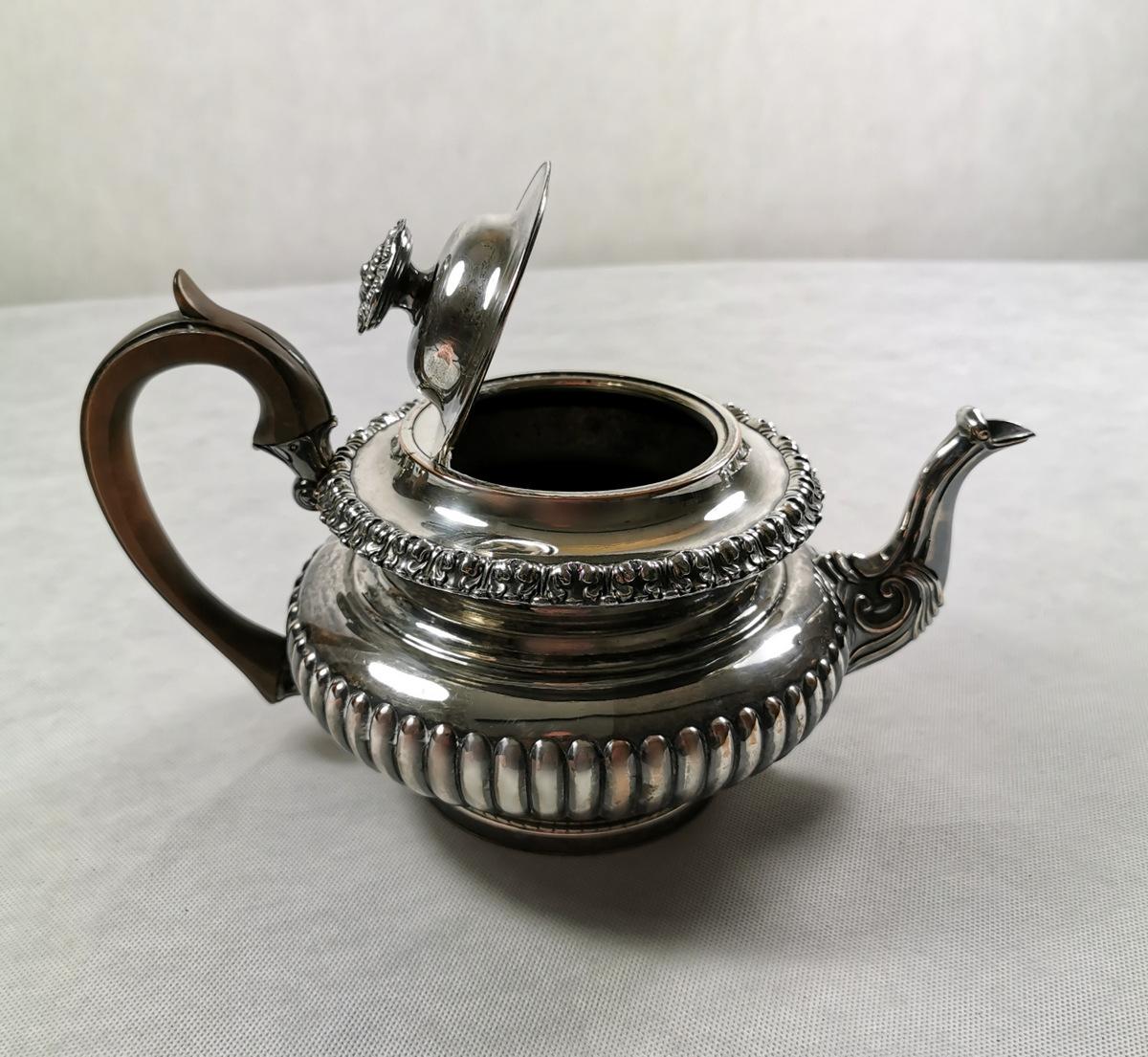 We kindly suggest you read the whole description, because with it we try to give you detailed technical and historical information to guarantee the authenticity of our objects.
Pretty and tasteful teapot in old Sheffield plate, the body is chiseled