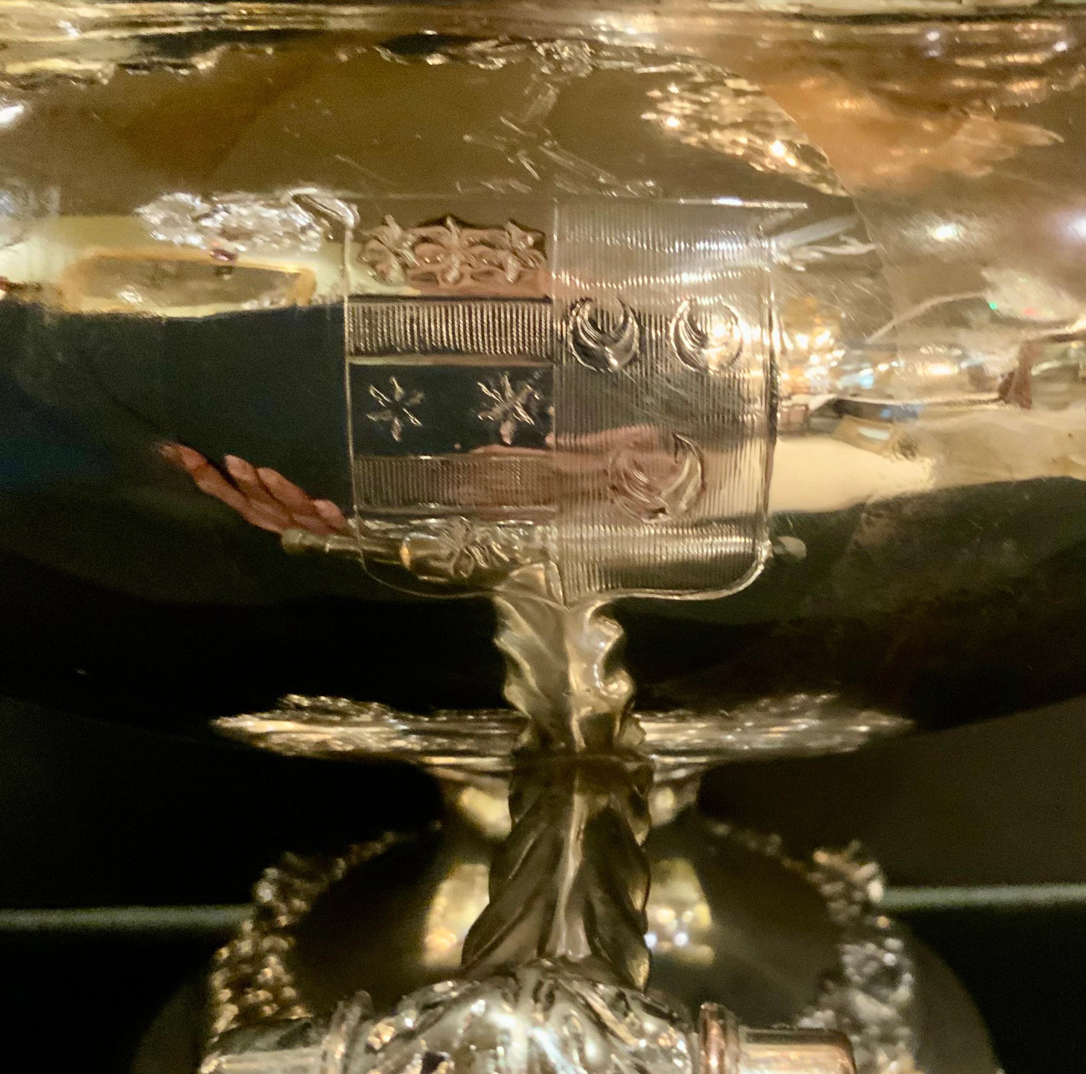 Alter Sheffield-Silberteller um 1820 mit Wappen im Zustand „Hervorragend“ im Angebot in Houston, TX