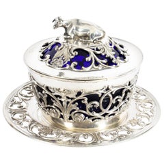 Assiette à beurre en métal argenté et verre bleu Bristol:: 19ème siècle