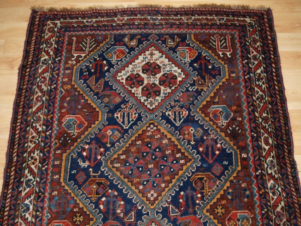 Alter südwestpersischer Stammesteppich, Region Shiraz, wahrscheinlich von sesshaften Knüpferinnen des Khamseh-Stammes
CIRCA 1920

Ein guter kleiner Teppich mit dreifach verknüpftem Medaillonmuster, das Feld ist mit großen Pfauen, Hühnern und anderen
