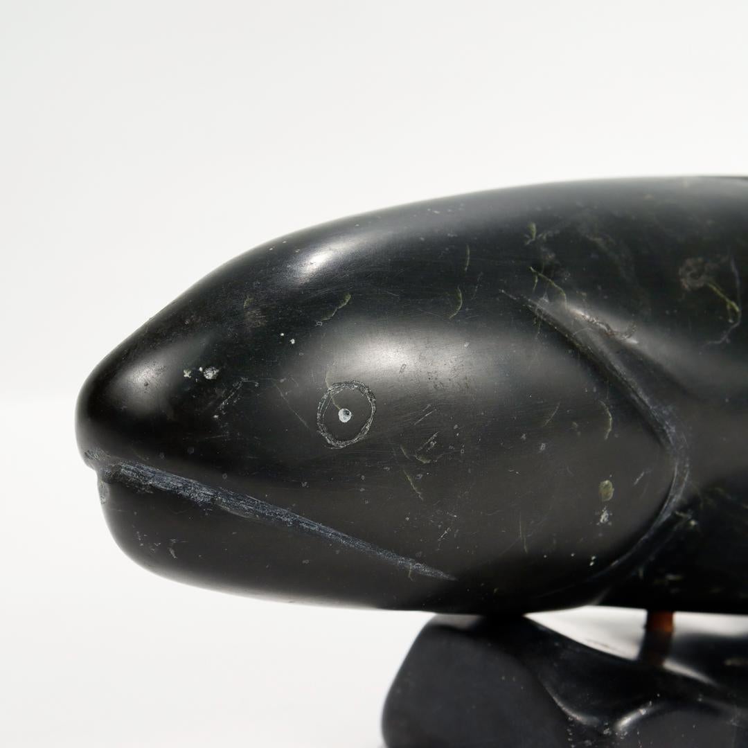 Alte signierte geschnitzte Inuit-Skulptur eines Lachsfischs, Simon Pov zugeschrieben im Angebot 4