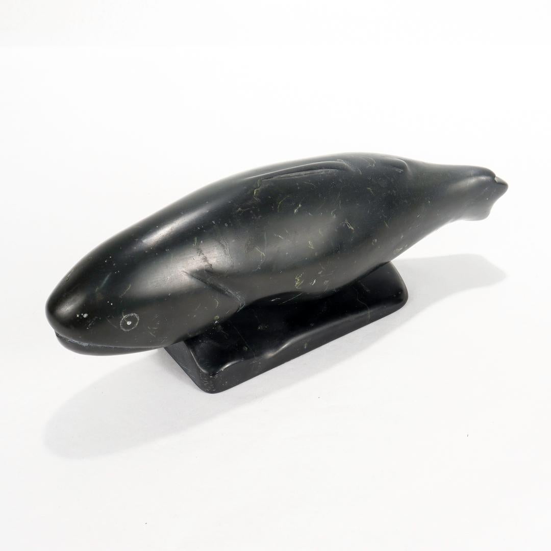 Ancienne sculpture Inuit signée d'un poisson saumon Attribuée à Simon Pov en vente 5