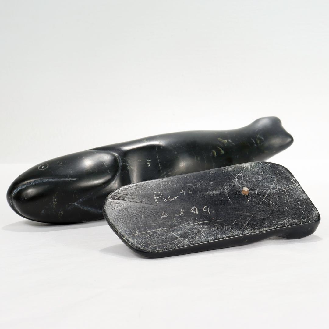 Ancienne sculpture Inuit signée d'un poisson saumon Attribuée à Simon Pov en vente 6