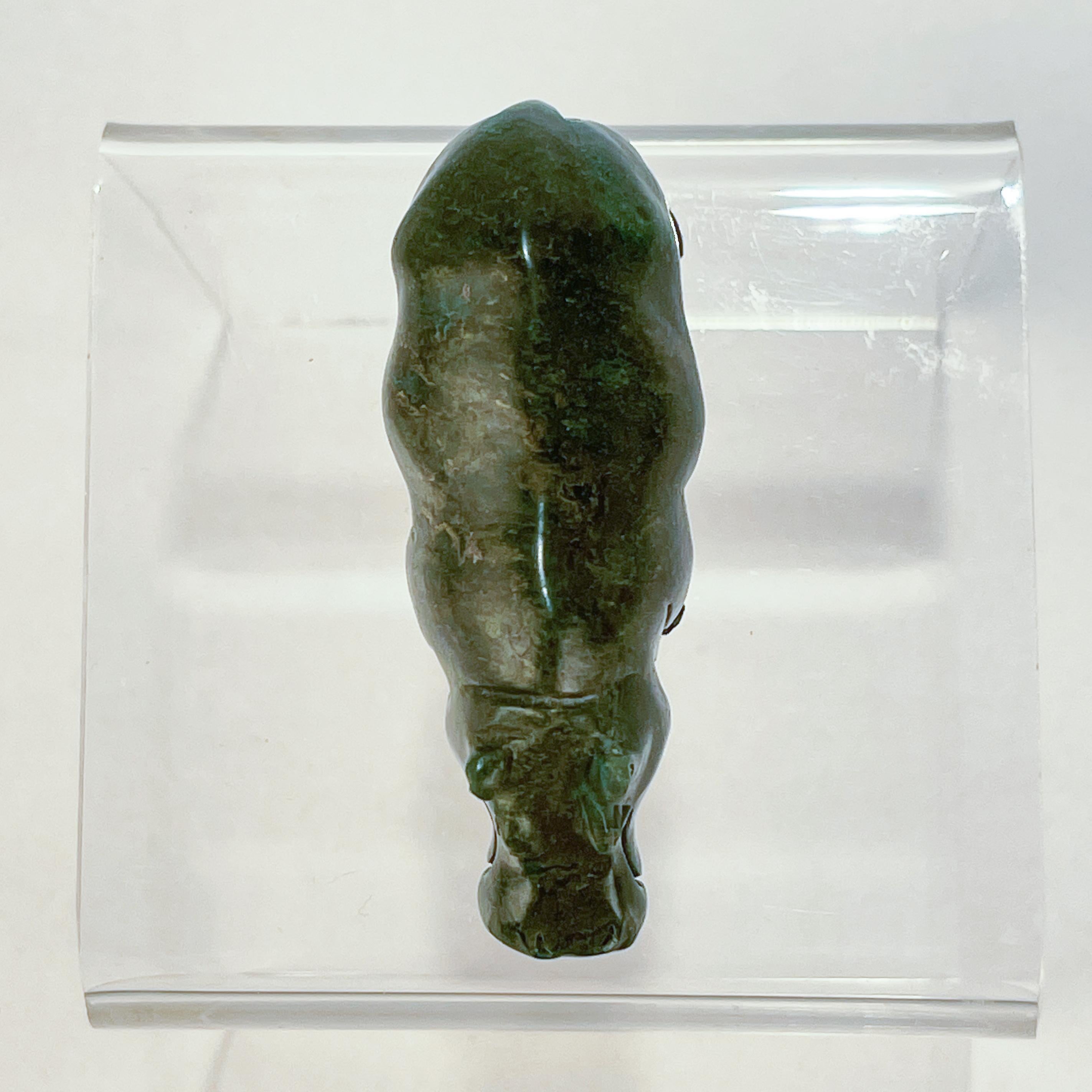 Old Signierte geschnitzte Nephrit Jade Deutsche / Russische Hippopotamus-Figur, signiert im Angebot 1