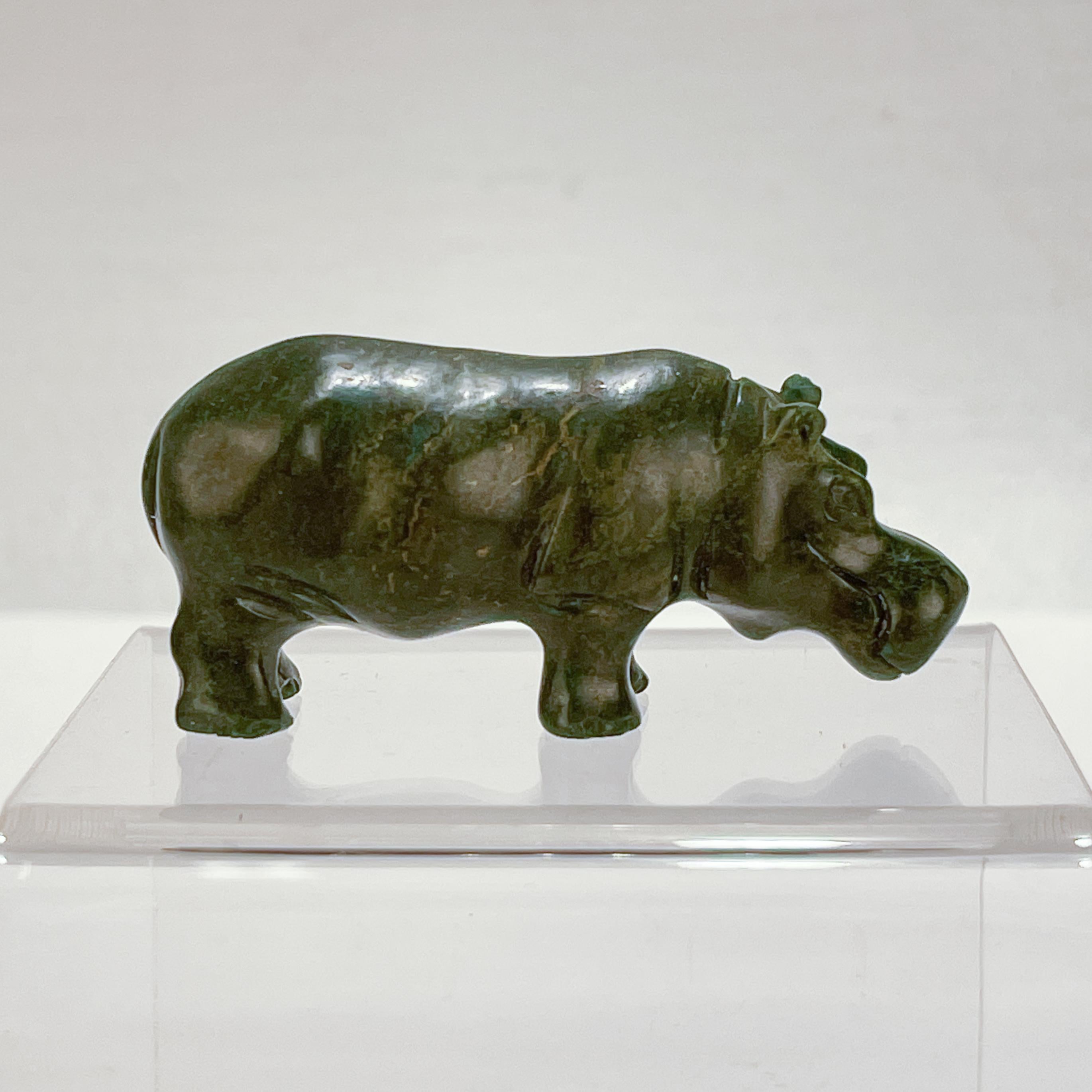 Old Signierte geschnitzte Nephrit Jade Deutsche / Russische Hippopotamus-Figur, signiert für Damen oder Herren im Angebot
