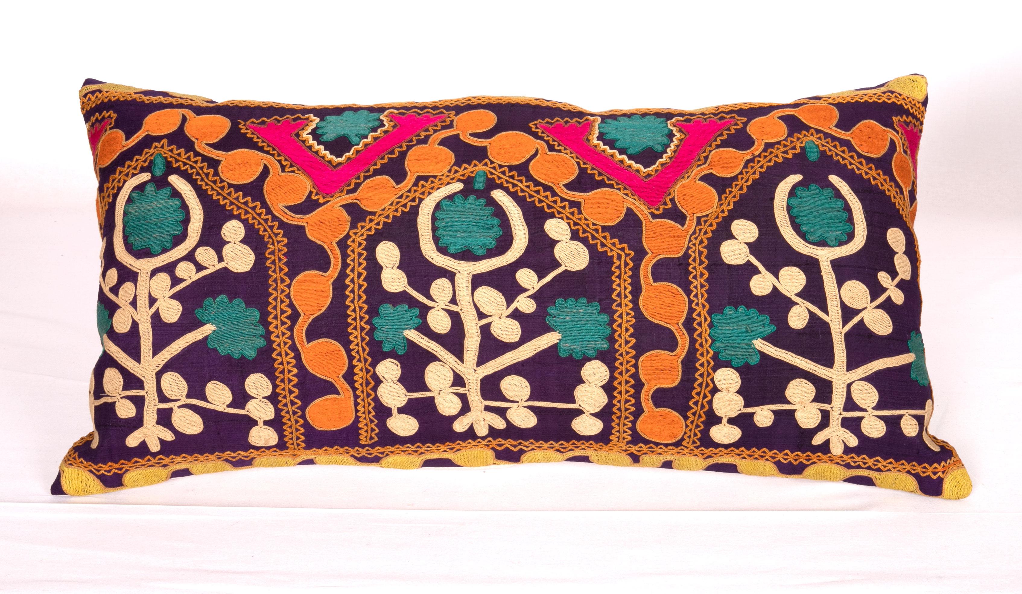 Boîtes d'oreillers Suzani en soie ancienne fabriquées à partir d'une Suzani du début du XXe siècle Bon état - En vente à Istanbul, TR