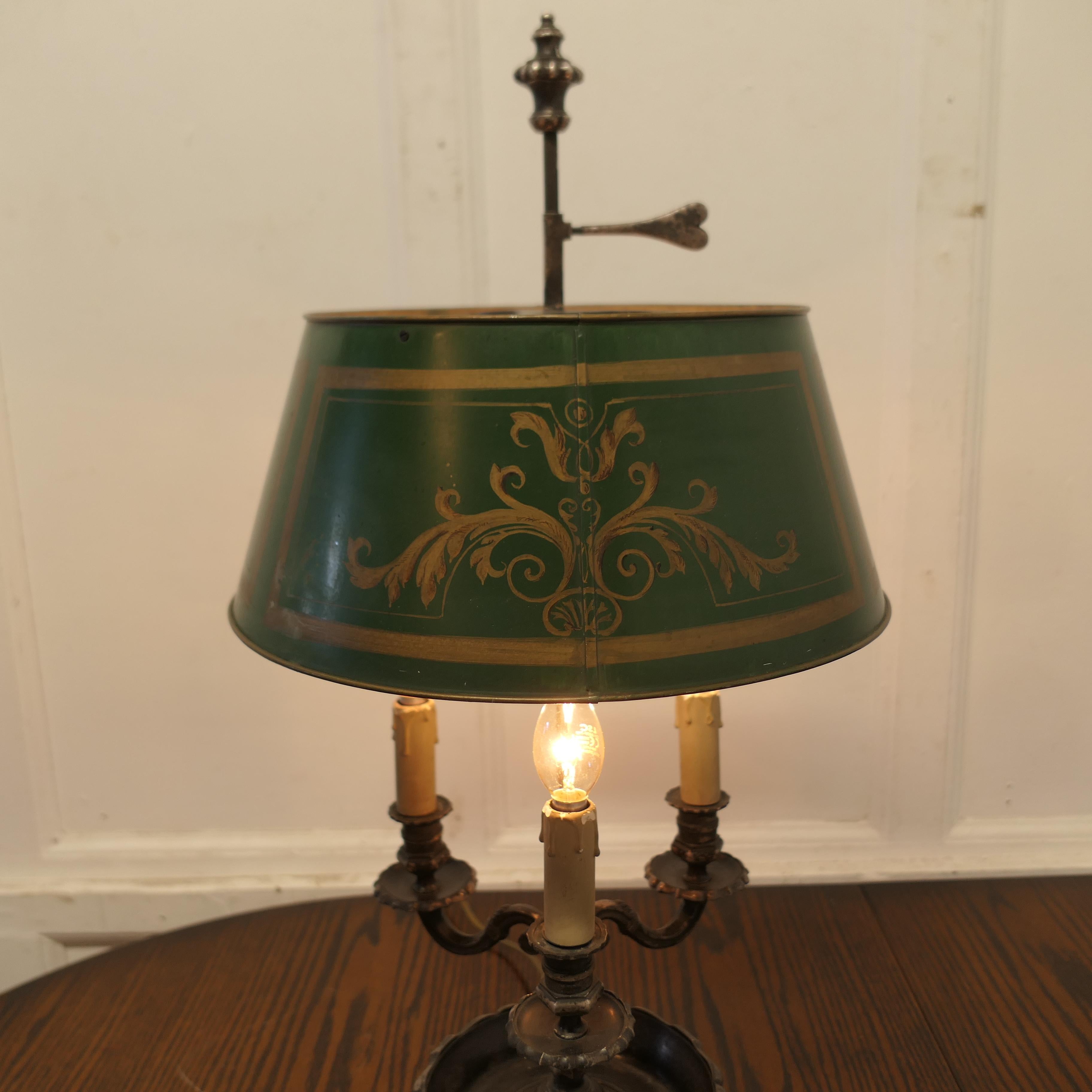 Lampe de bureau triple bouillotte française en métal argenté ancien  Une belle pièce, une ancienne soie Bon état - En vente à Godshill, Isle of Wight