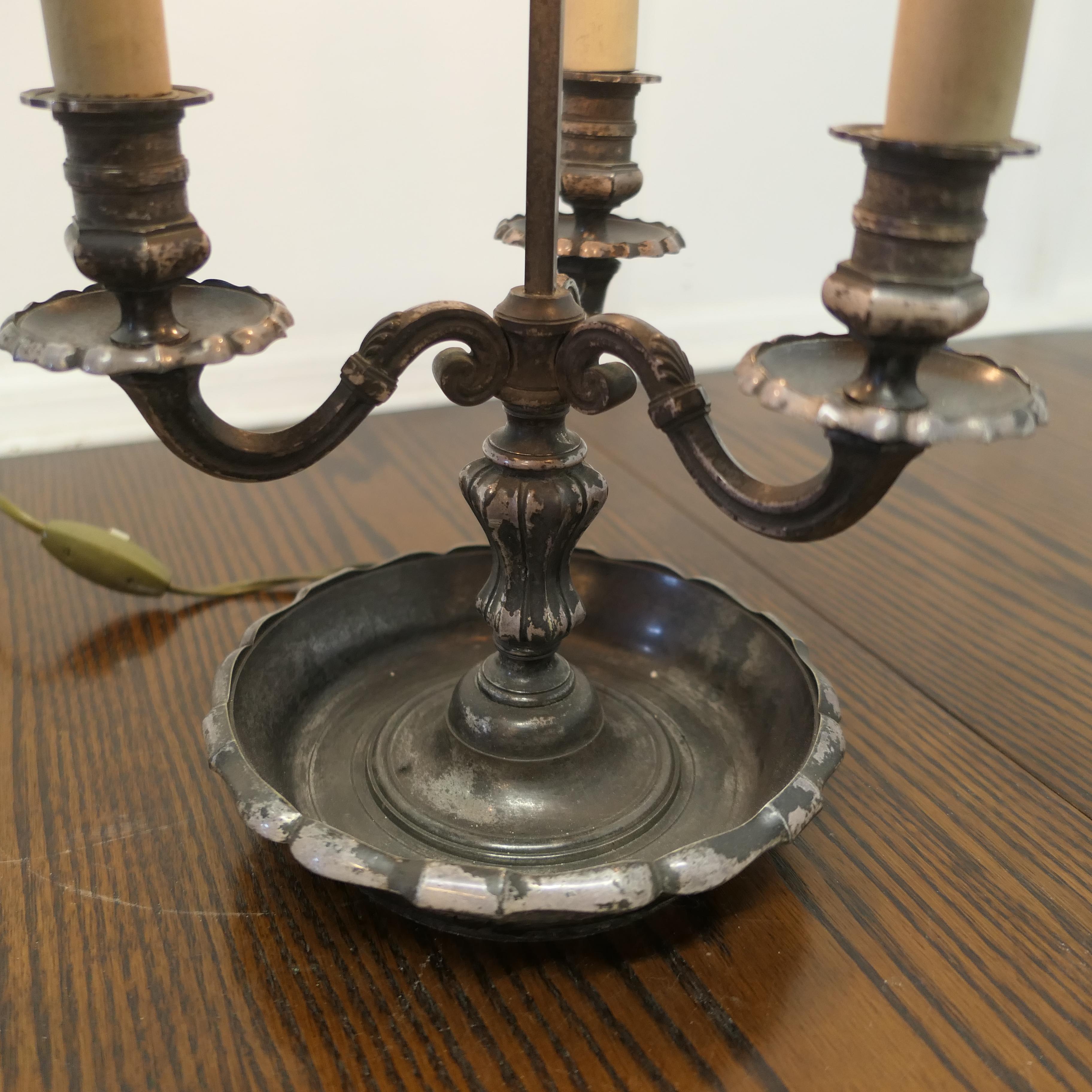 Début du 20ème siècle Lampe de bureau triple bouillotte française en métal argenté ancien  Une belle pièce, une ancienne soie en vente